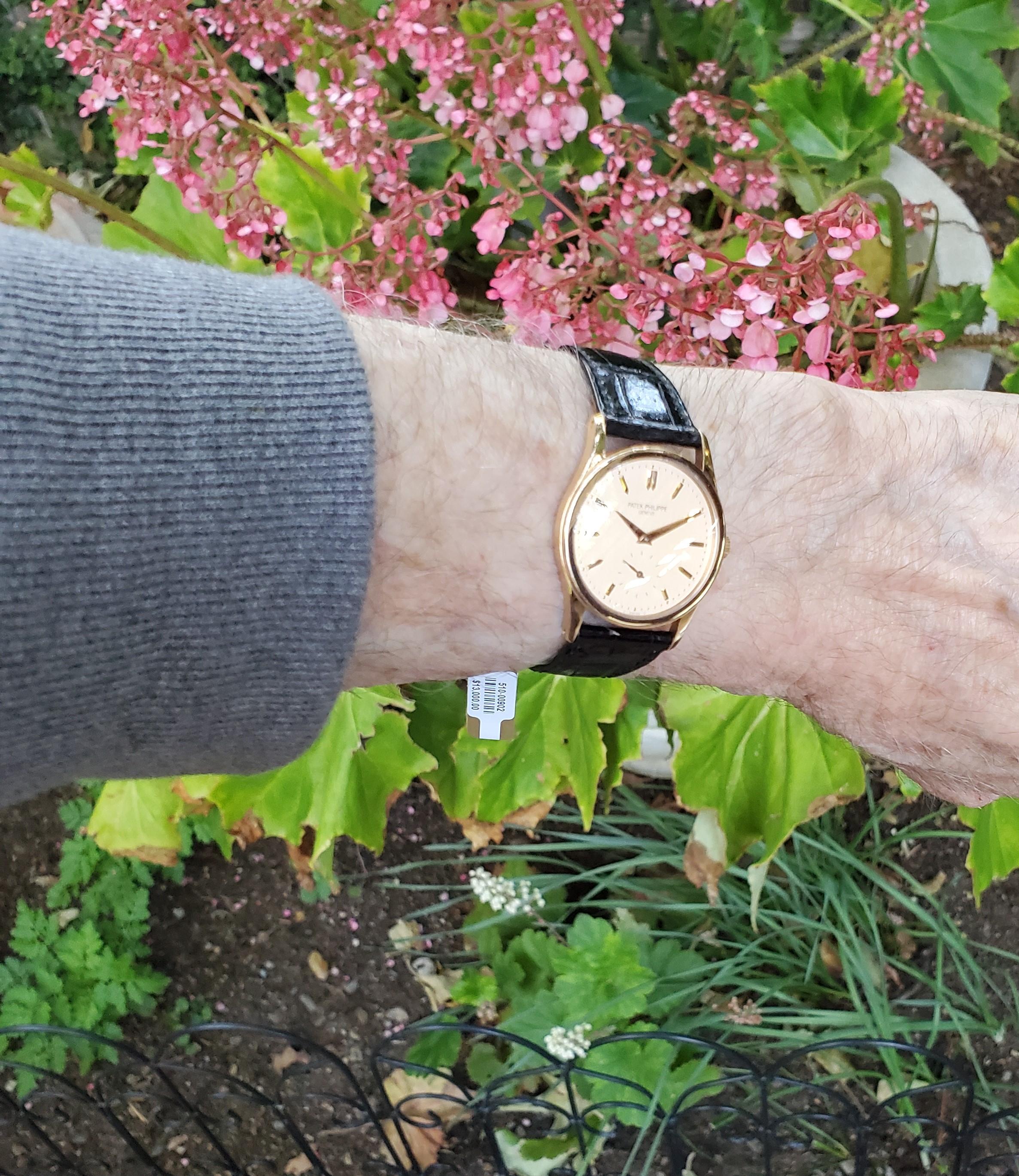 Einleitung:
Patek Philippe 5127J, 37mm Automatik Calatrava hergestellt  aus 18 Karat Gelbgold. Die Uhr ist mit einem Kaliber 324 SC Uhrwerk # 3404262 Gehäuse # 4369184 ausgestattet.  Die Uhr wird mit der Originalbox und den Papieren, dem