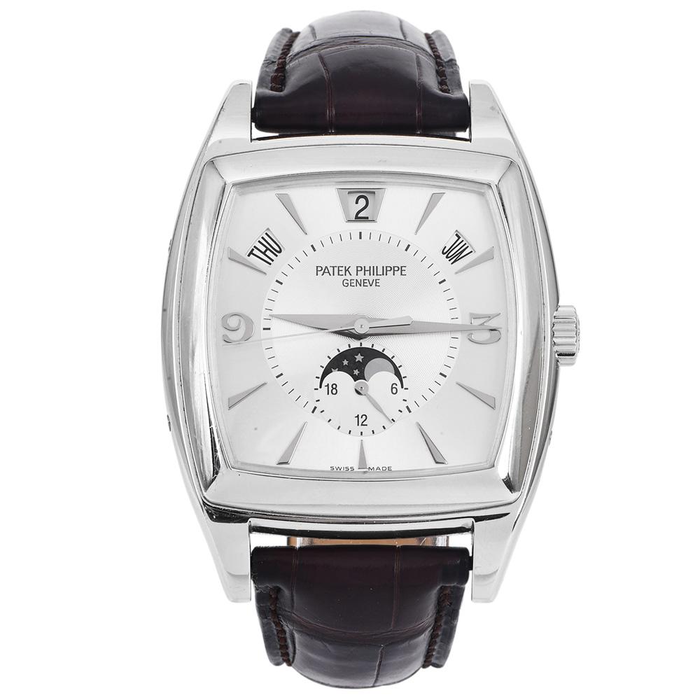 5135 Patek Philippe 5135 Ref. 5135G-001, Gondolo Calendario

 Philippe Gondolo 5135G-001 watch has a tonneau-shaped white gold case 38mm X 51mm. Annual Calendar complication displaying the Day, Month, Date & The Moonphase. Automatic movement. Slate