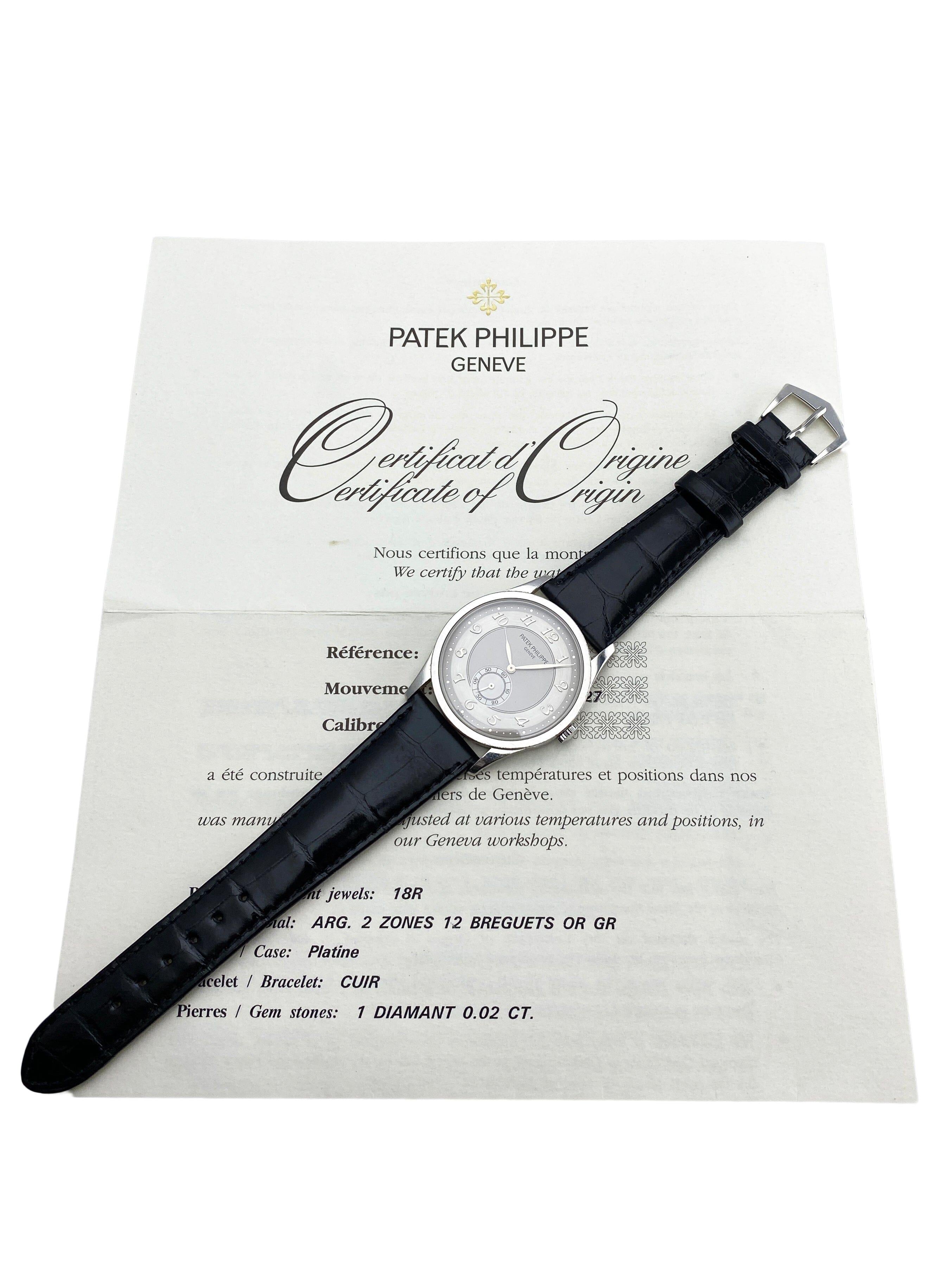 Patek Philippe Calatrava 5196P-001 Herrenuhr. 37 mm Platingehäuse. Geglättete Lünette aus Platin. Silbernes Zifferblatt mit silberfarbenen Zeigern und arabischen Ziffern als Indexe. Kleine Sekundenanzeige auf der 6-Uhr-Position. Schwarzes
