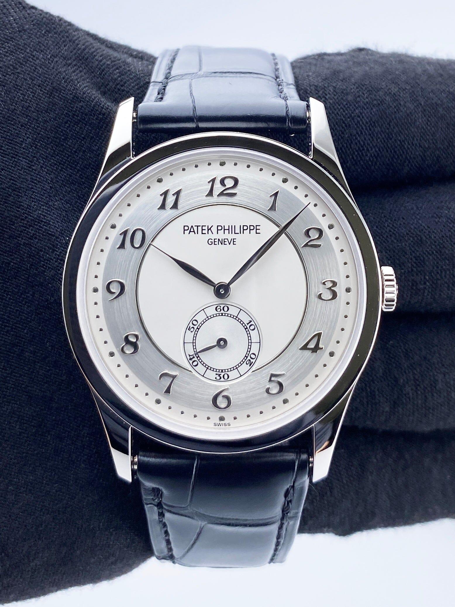 Patek Philippe 5196P-001 Silber Zifferblatt Platin Herrenuhr Box Papiere im Zustand „Hervorragend“ im Angebot in Great Neck, NY