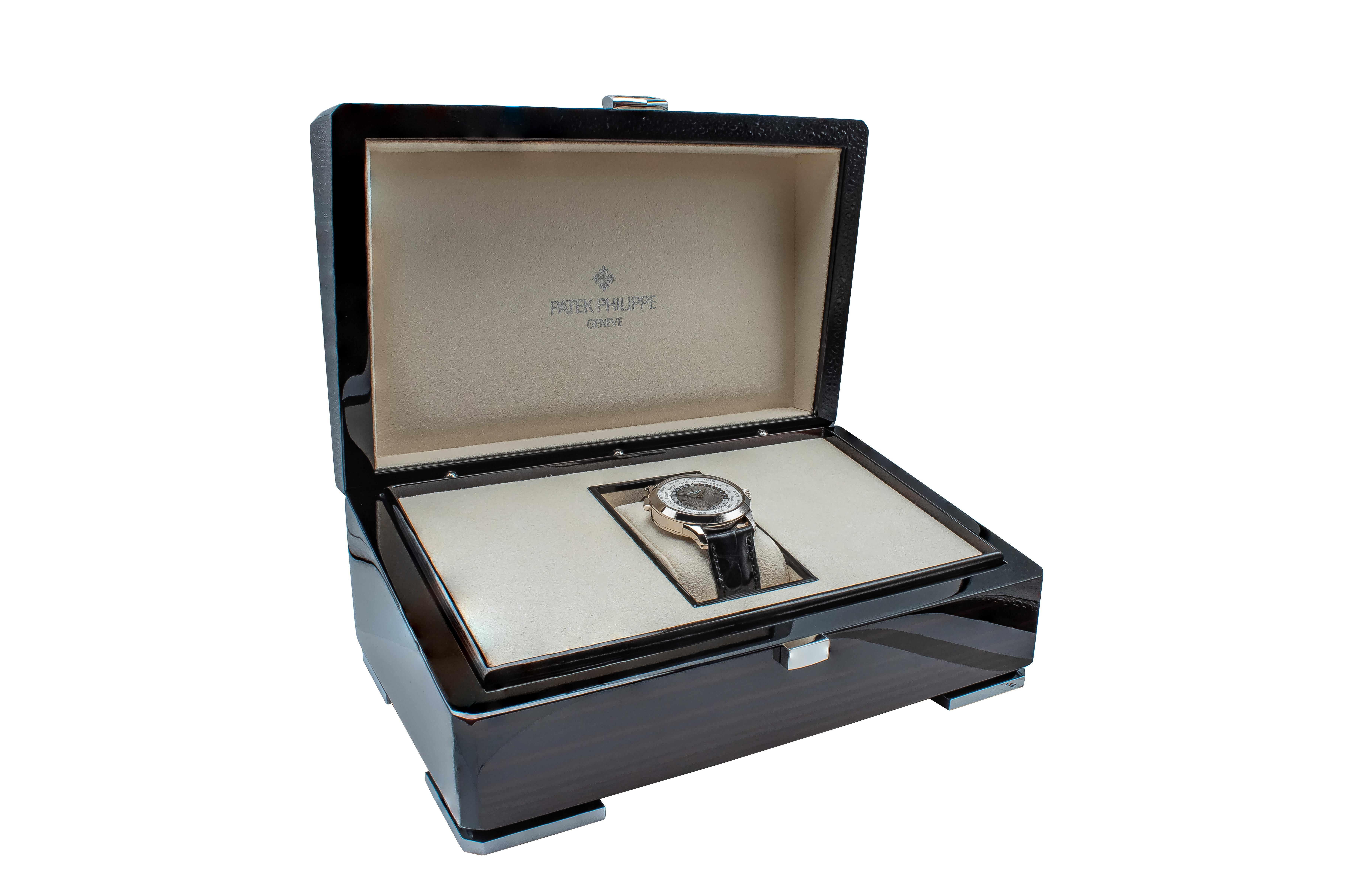 Patek Philippe Montre World Time Complications en or blanc 5230G en vente 2