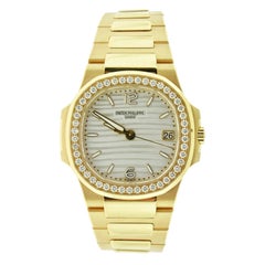Patek Philippe 7010/1R-011 Nautilus Damenarmbanduhr aus Roségold mit Diamant-Lünette