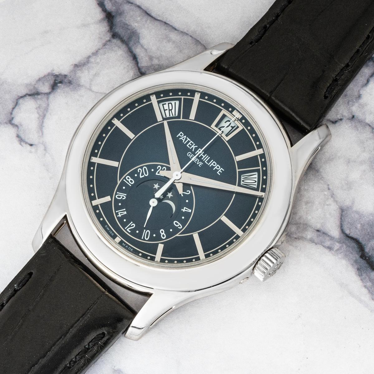 Un Patek Philippe Calendario Anual 5205G-013 de oro blanco de 18 quilates, con una llamativa esfera azul soleada con borde degradado en negro, calendario anual, fase lunar e indicaciones de 24 horas, impulsado por un movimiento automático con el