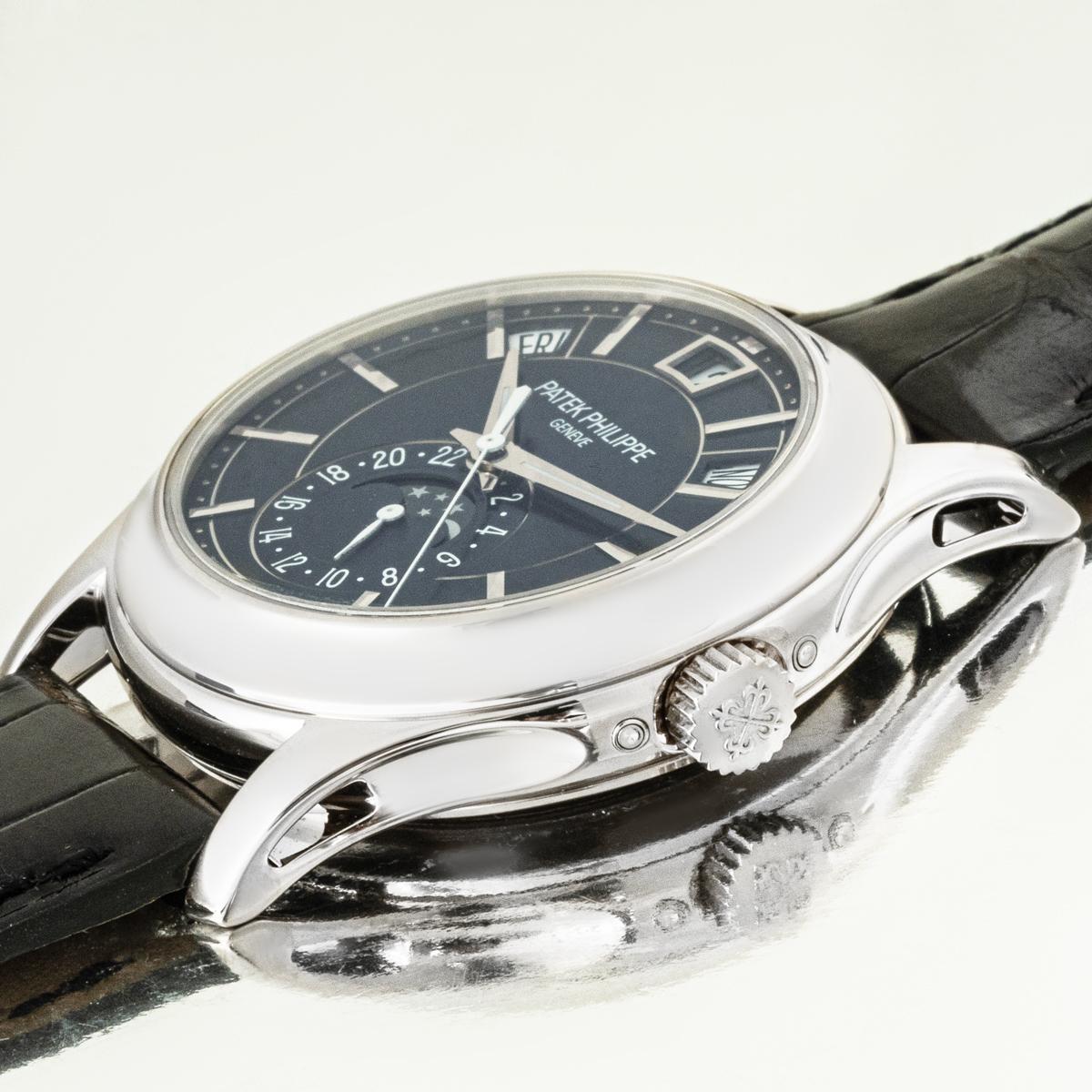 Patek Philippe Annual Calendar White Gold Blue Sunburst Dial 5205G-013 en Excelente estado para la venta en Mayfair, London, London