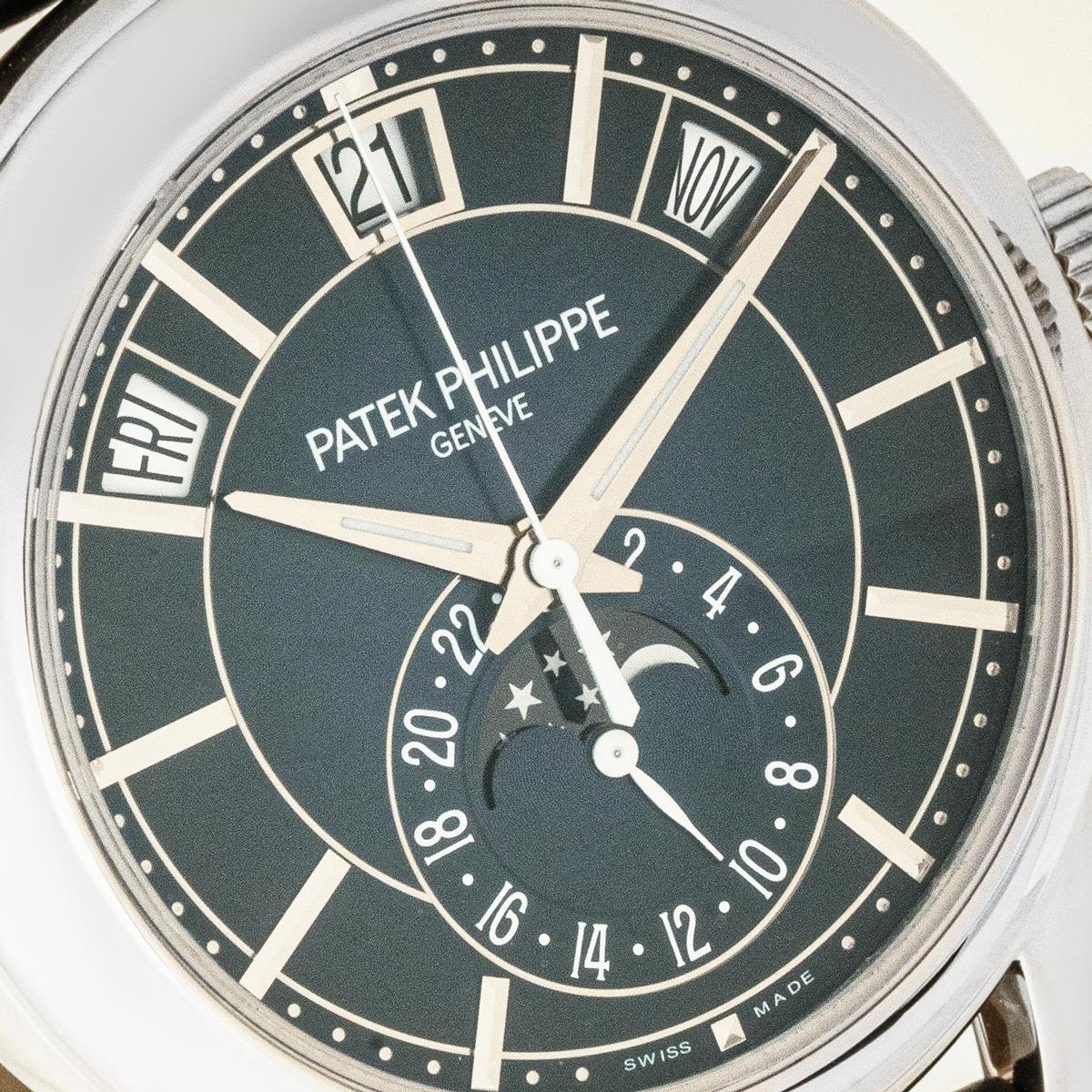 De los hombres Patek Philippe Annual Calendar White Gold Blue Sunburst Dial 5205G-013 en venta