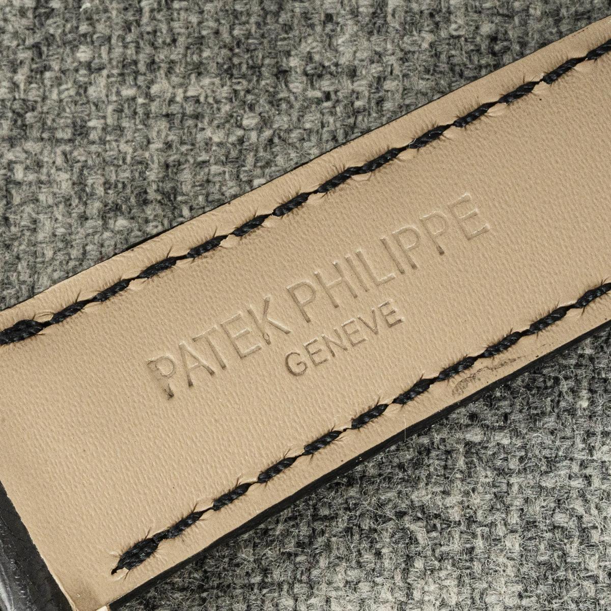 Patek Philippe Annual Calendar White Gold Blue Sunburst Dial 5205G-013 en venta 2