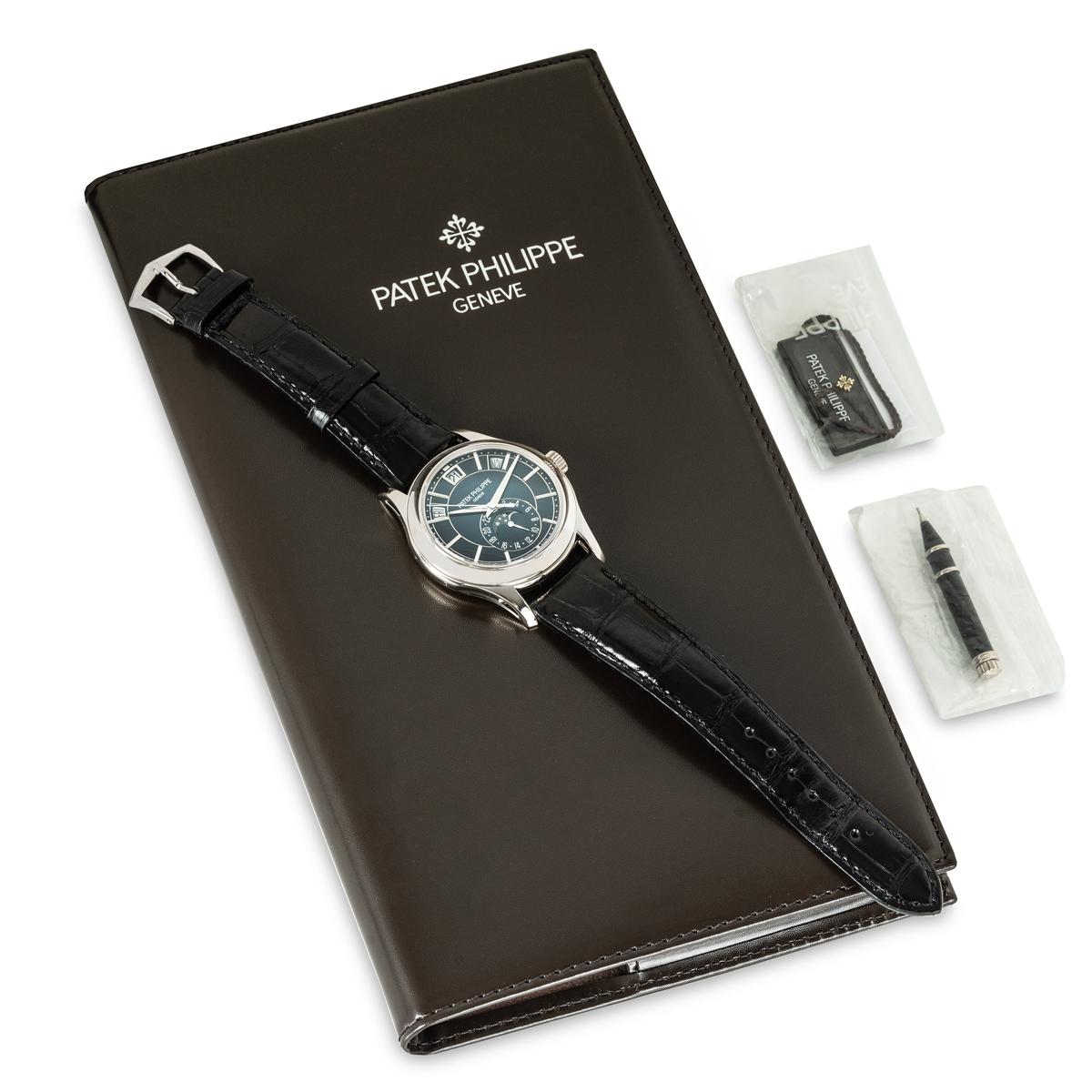 Patek Philippe Annual Calendar White Gold Blue Sunburst Dial 5205G-013 en venta 4