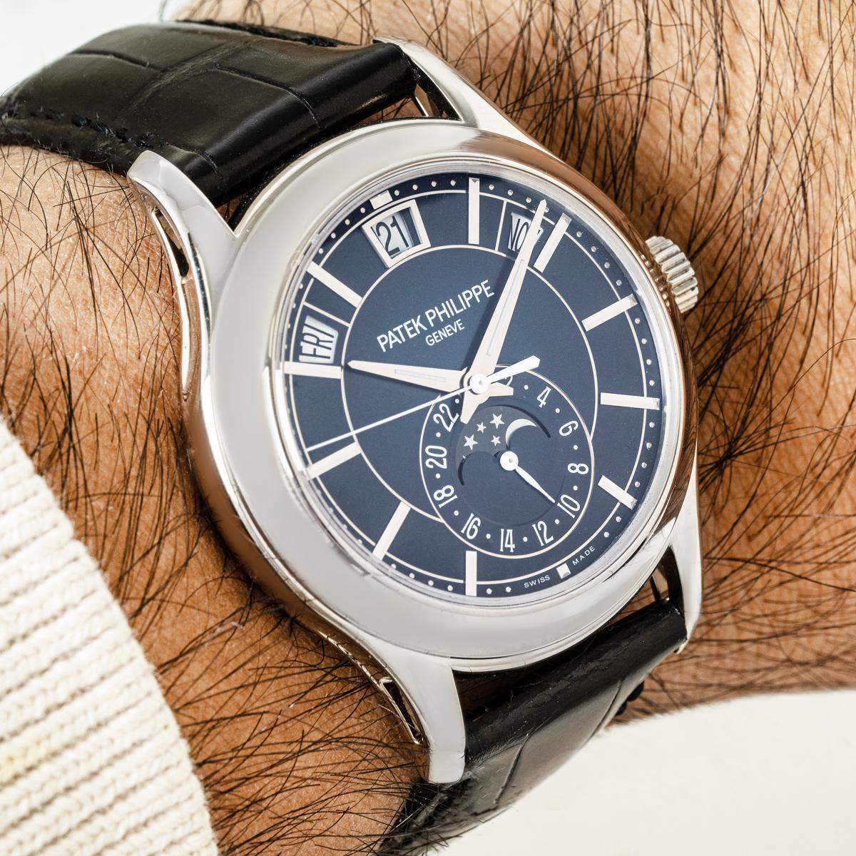 Patek Philippe Annual Calendar White Gold Blue Sunburst Dial 5205G-013 en venta 5