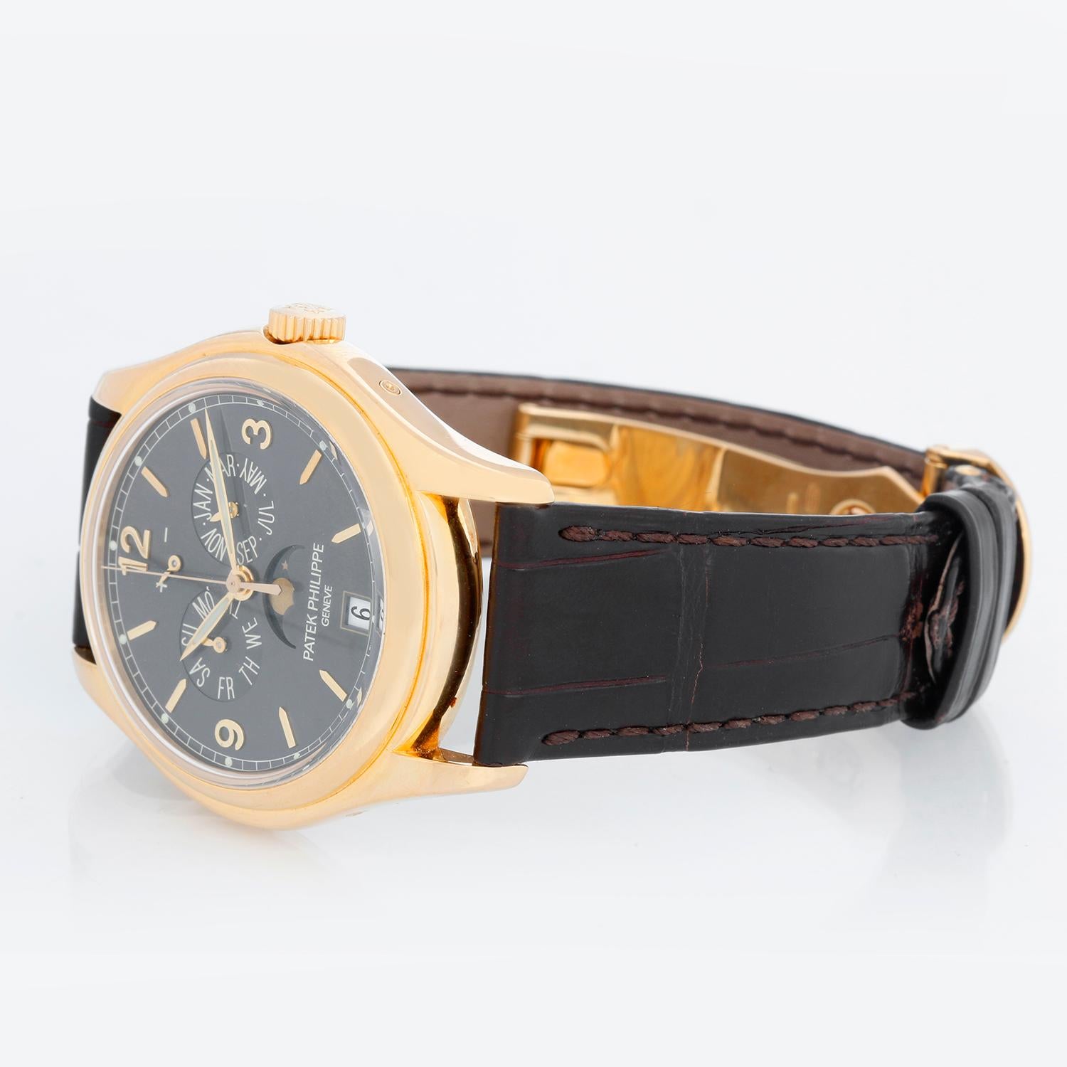 Patek Philippe Annual Calendar Yellow Gold Men's Moonphase Watch 5146J (5146 J) - Automatischer Aufzug; Tag, Datum, Monat und Mondphase. Gehäuse aus 18 Karat Gelbgold mit Sichtboden, um das Uhrwerk zu sehen (39 mm Durchmesser). Schieferfarbenes