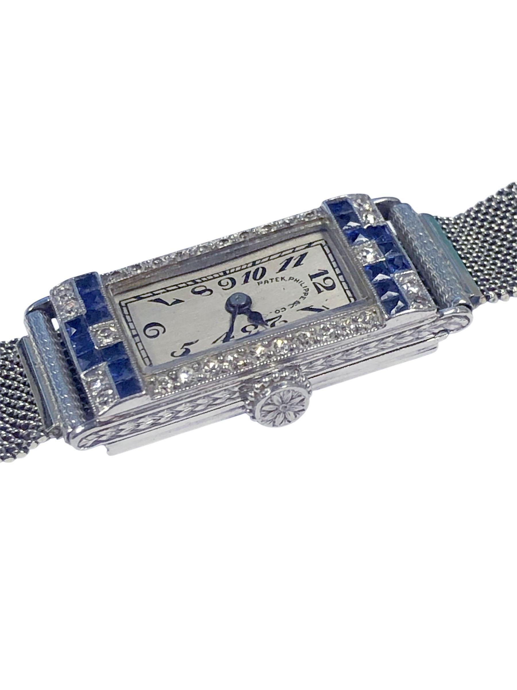 Circa 1920er Jahre Patek Philipppe Damen Armbanduhr, 28 x 13 M.M. 2 Stück Scharnier Platinum Cress Arrow Fall. Mit quadratischen Saphiren im französischen Schliff, Diamanten im alten Schliff und handgraviertem Design auf dem gesamten Gehäuse. 18