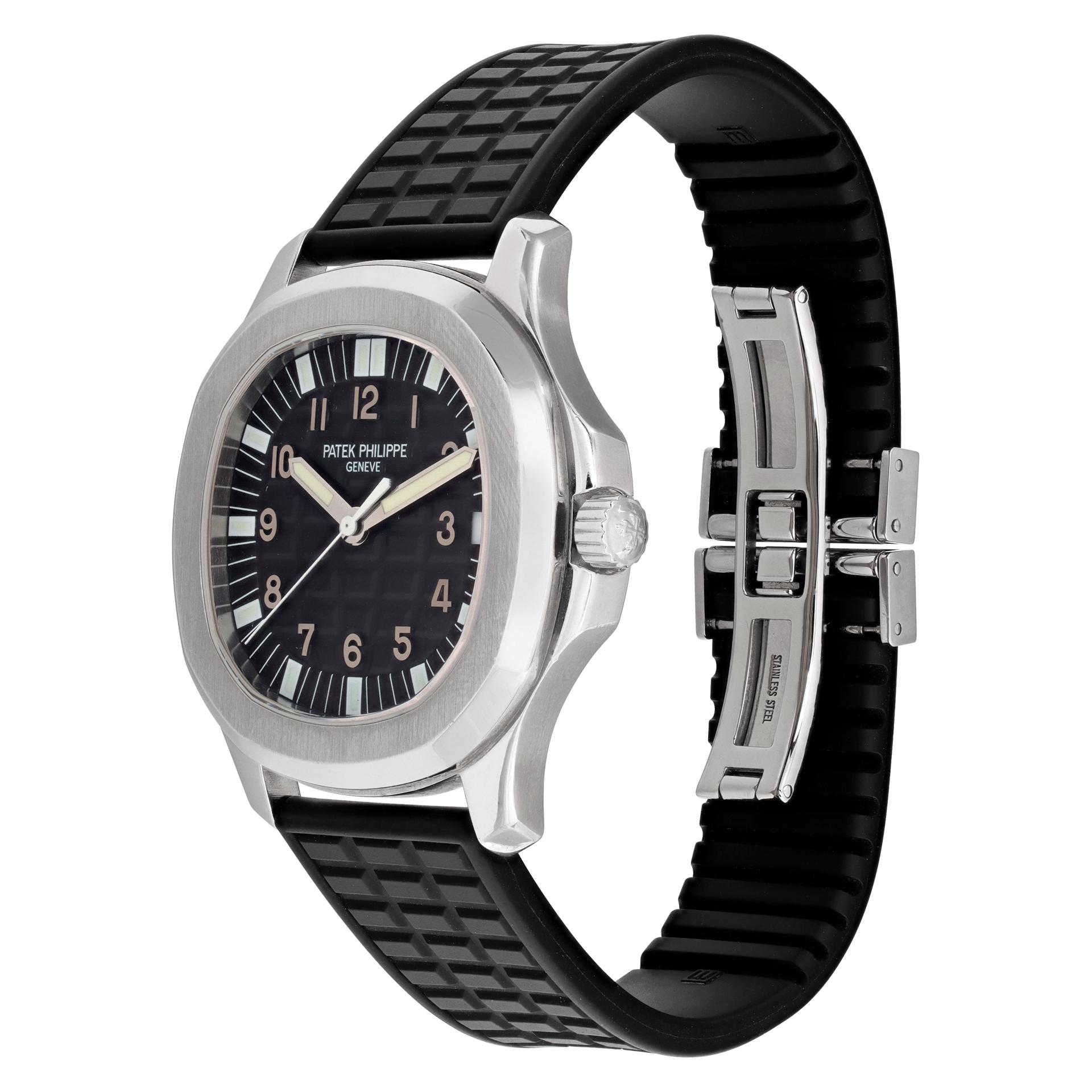 Patek Philippe Aquanaut en acier inoxydable sur bracelet en caoutchouc, avec cadran noir à bâtons. Mouvement automatique sous verre avec secondes à balayage et date. Vers 2006. Ref 5065. **Bank Wire Only at this Price** Belle montre Patek Philippe