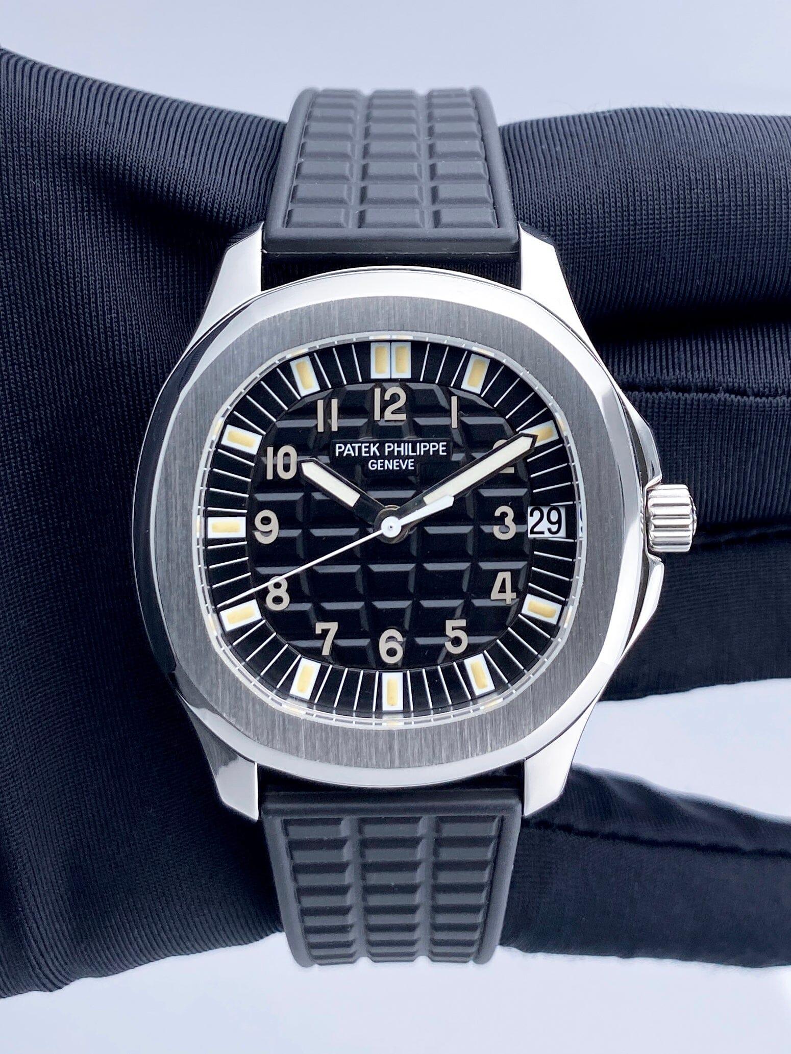Patek Philippe Aquanaut 5065A-001 Orologio da Uomo. Cassa in acciaio inossidabile da 38 mm. Lunetta levigata in acciaio inossidabile. Quadrante nero con lancette in acciaio e indici a numeri arabi. Datario a ore 3. Cinturino in gomma nera con