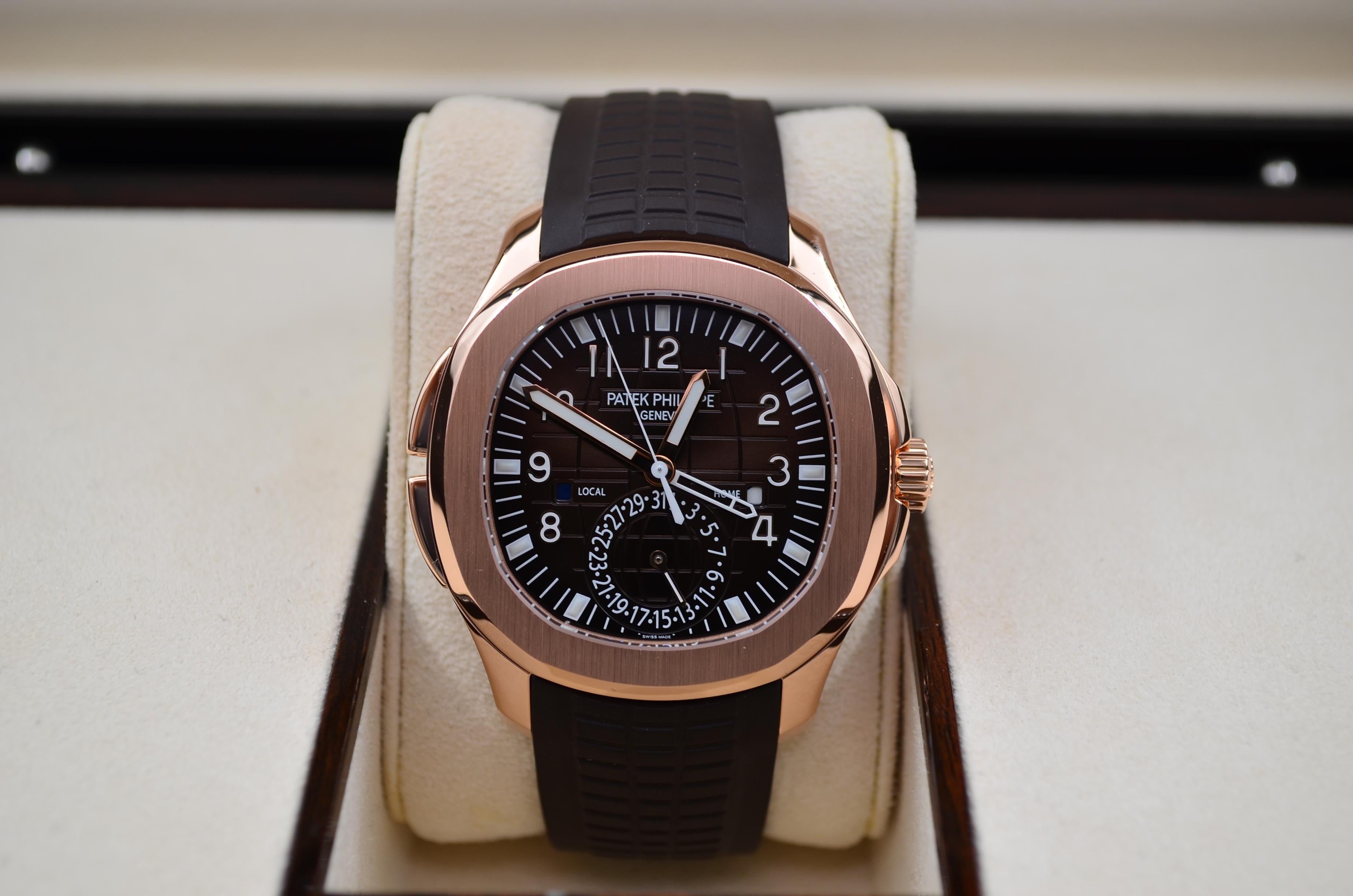 Patek Philippe Aquanaut Travel Time Rose Gold Full Set 2018 40.8mm Ref 5164R-001 In Excellent Condition For Sale In București, RO