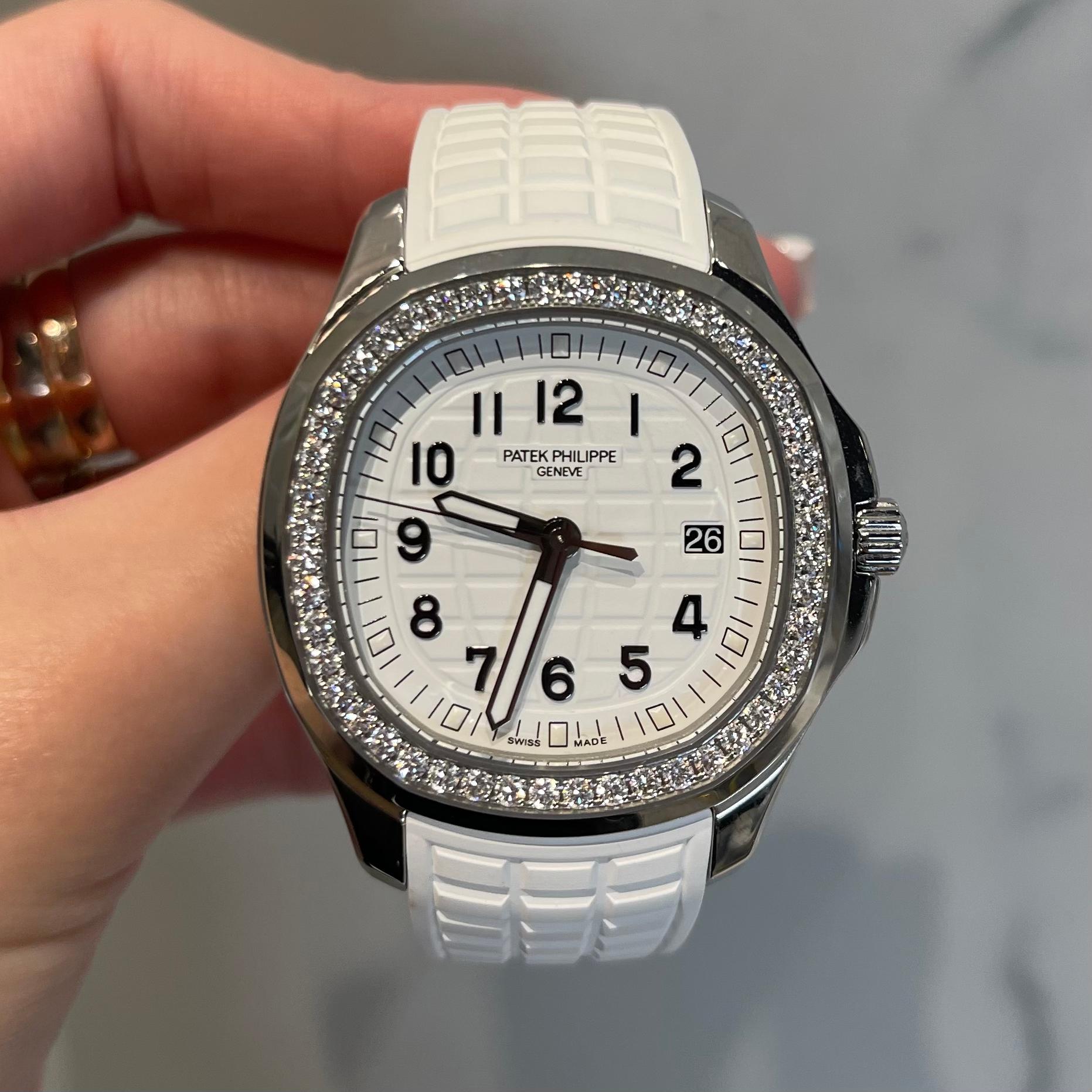 Marke: Patek Philippe

Serie: Aquinaut  

Art.-Nr:  5267-200A-010

Uhrwerk: Quarz

MATERIAL des Gehäuses: Rostfreier Stahl 

Größe des Gehäuses:  38.8 mm

Stein: Diamant-Lünette

Zifferblatt: Weiß

Glas: Kratzfestes Saphirglas 

MATERIAL des