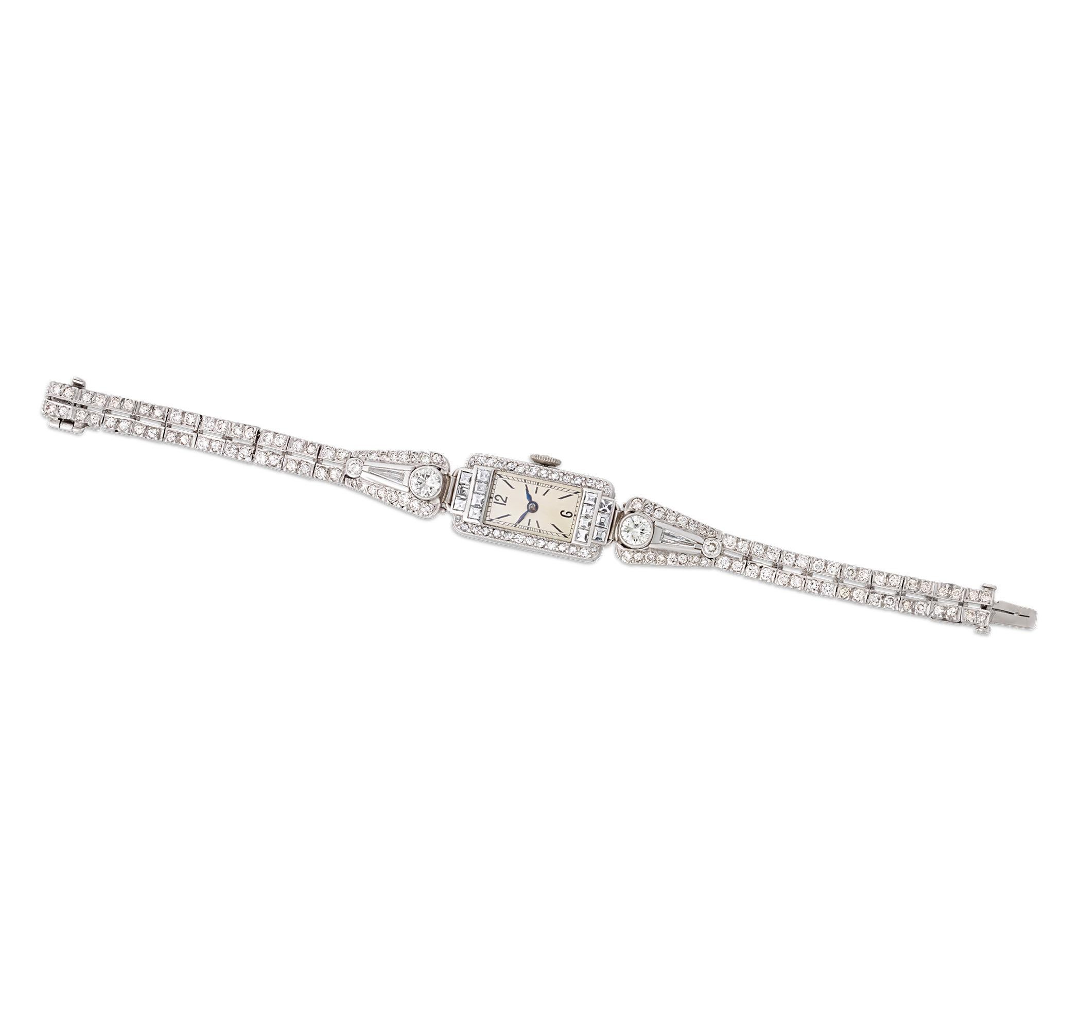 Exemple éblouissant du design Art déco, cette montre-bracelet Patek Philippe allie harmonieusement sophistication géométrique et maîtrise horlogère. Le boîtier et le bracelet en platine sont sertis de 166 diamants d'une valeur totale de 4,80 carats,