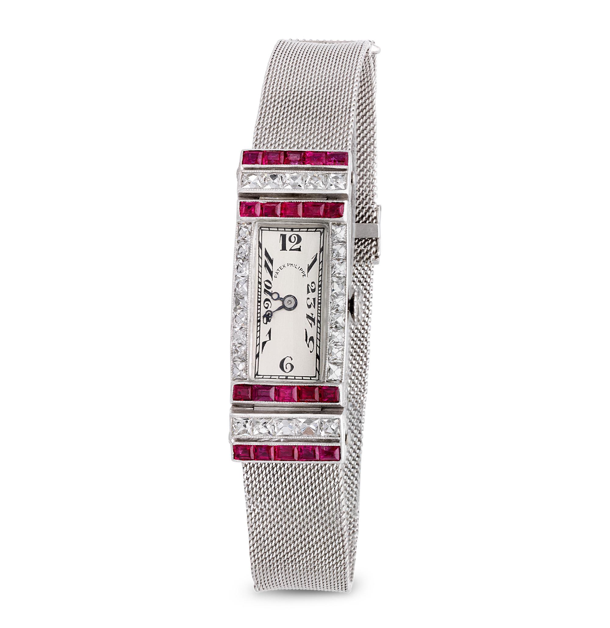 Diese Armbanduhr von Patek Philippe ist ein Meisterwerk des Art Déco, das den geometrischen Stil der Epoche mit uhrmacherischer Präzision in Szene setzt. Das fein gearbeitete Platingehäuse ist mit 20 Rubinen im französischen Kaliberschliff von