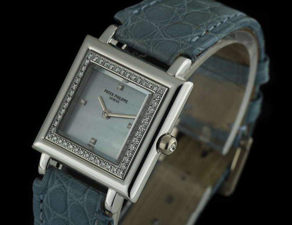 An 18k White Gold Gondolo Ladies Wristwatch, blue mother of pearl (MOP) dial with applied round brilliant diamond hour markers at 3, 6, 9 & 12 0'clock, a fixed 18k white gold polished bezel set with approximately 52 round brilliant diamonds, a