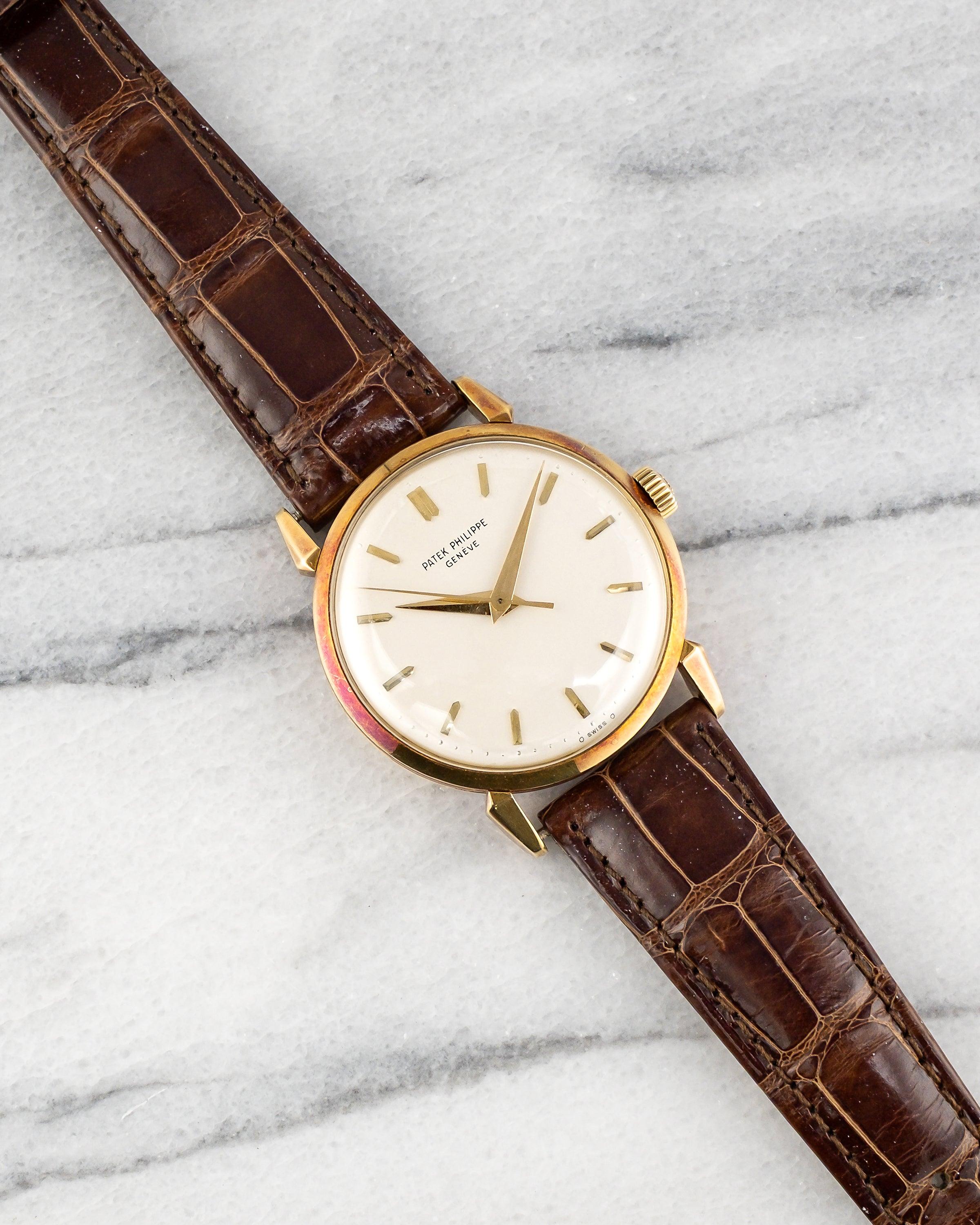 Hier ist eine alte Patek Philippe Calatrava Referenz 1578 mit Handaufzug aus 18 Karat Gelbgold und weißem Zifferblatt an einem Lederarmband aus den 1950er Jahren. Hält die Zeit gut ein und ist voll funktionsfähig. Die Abmessungen umfassen ein