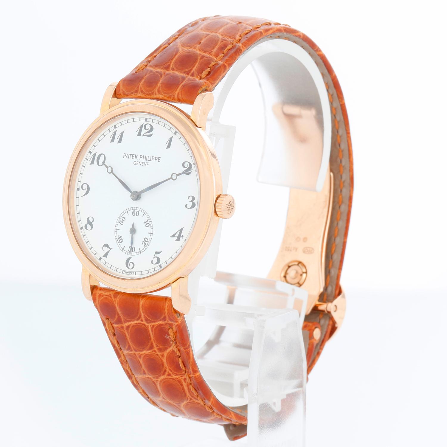 Patek Philippe Calatrava 18k Rose Gold Men's Watch 5022R - Remontage manuel. Boîtier en or rose 18k ( 33 mm) . Cadran blanc avec chiffres Breguet ; rattrapante à 6 heures. Patek Philippe Bracelet marron avec boucle déployante Patek Philippe