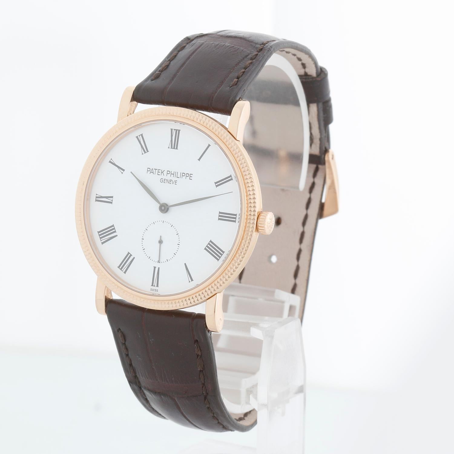 Reloj de caballero Patek Philippe Calatrava de oro rosa de 18 quilates 5119-R (o 5119R) - Cuerda manual. Calatrava. Caja de oro rosa de 18 quilates con bisel hobnail y fondo de exposición (36 mm de diámetro). Esfera blanca con números romanos