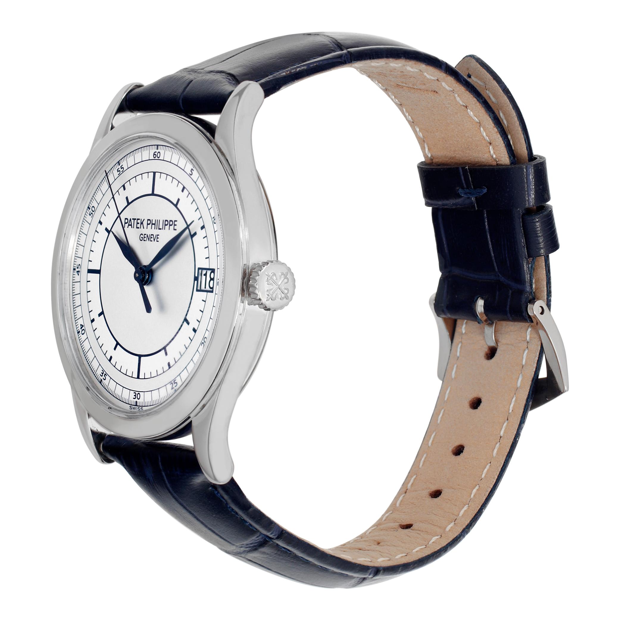 Patek Philippe Calatrava in 18 Karat Weißgold an einem blauen Krokodilband mit einer Patek Philippe Dornschließe in 18 Karat Weißgold. Automatikwerk unter Glas mit Sekundenzeiger und Datum. 38 mm Gehäusegröße. Ref 5296G. Archivunterlagen. Fein