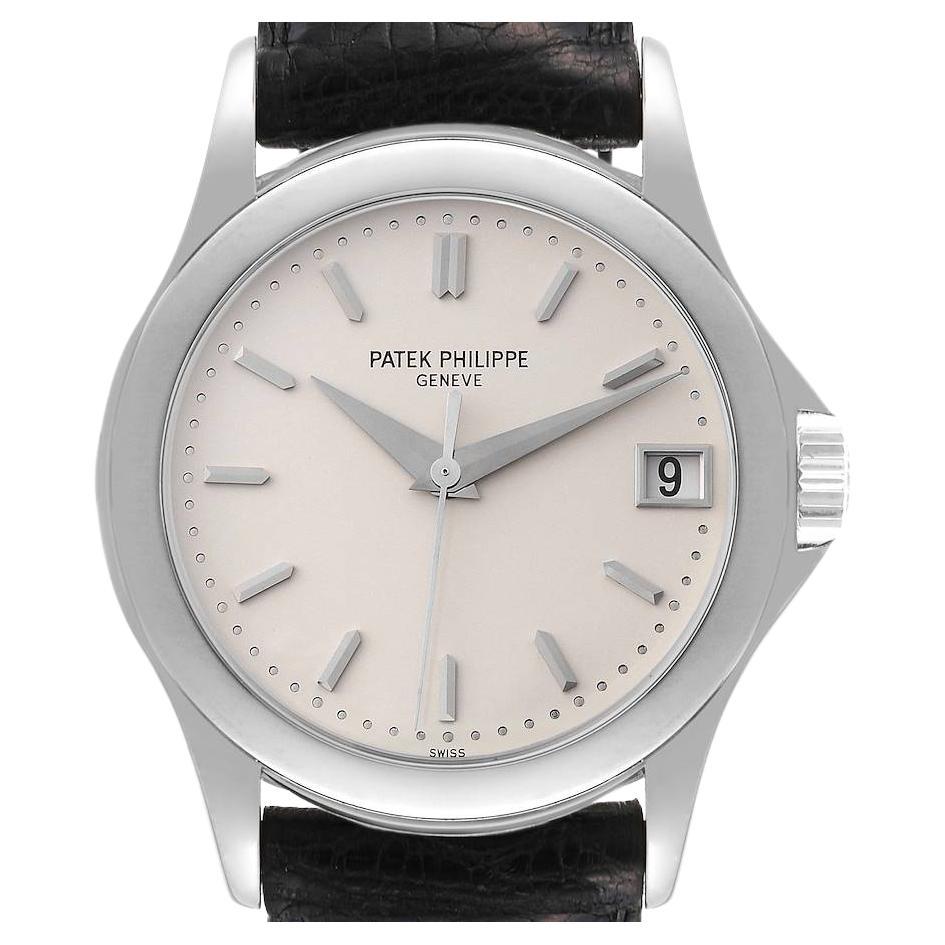 Patek Philippe Calatrava 18k Weißgold Silber Zifferblatt Herrenuhr 5107 Box Papiere im Angebot