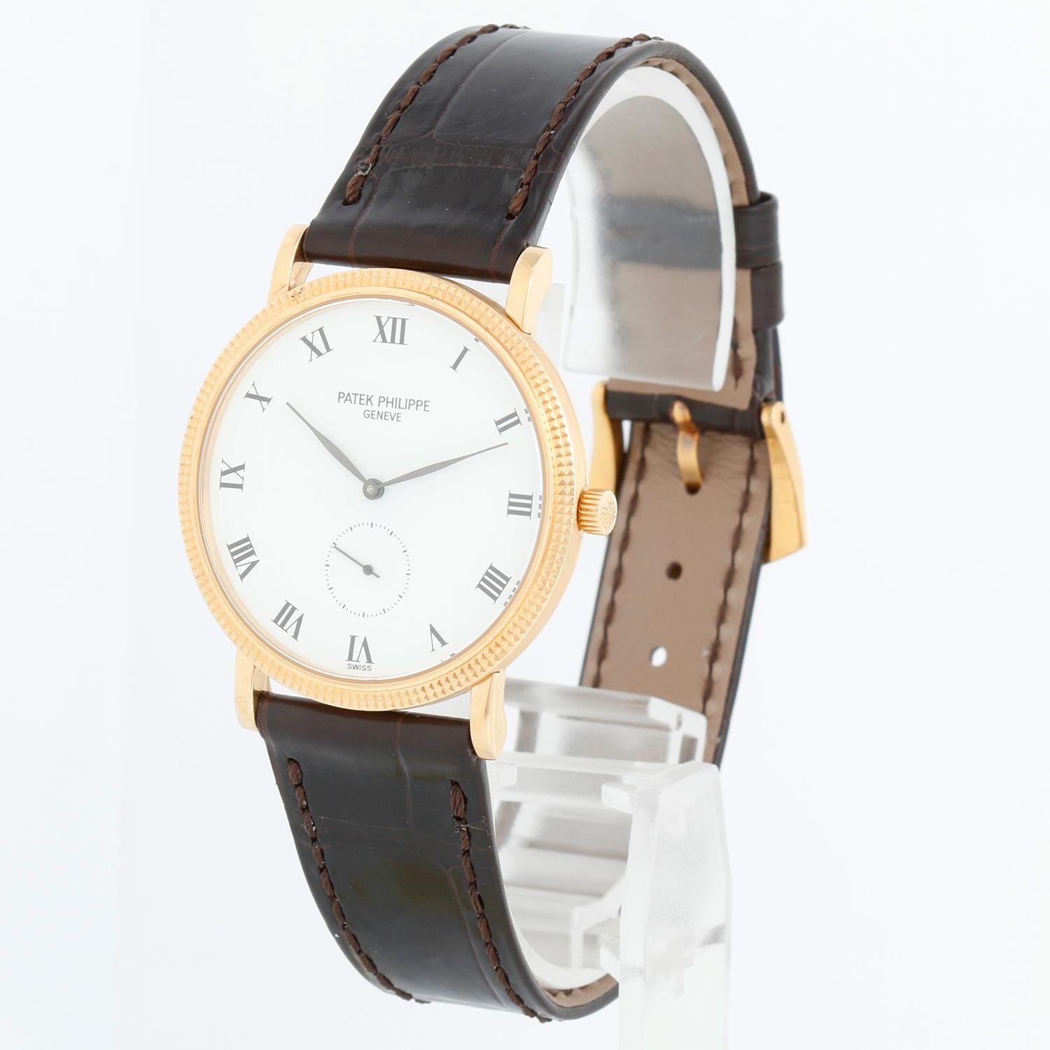 Patek Philippe Calatrava Montre pour hommes en or jaune 18 carats à remontage manuel  3919 J(ou 3919J) - Remontage manuel. Boîtier en or jaune 18 carats avec lunette hobnail (33 mm de diamètre). Cadran blanc avec chiffres romains noirs. Nouveau