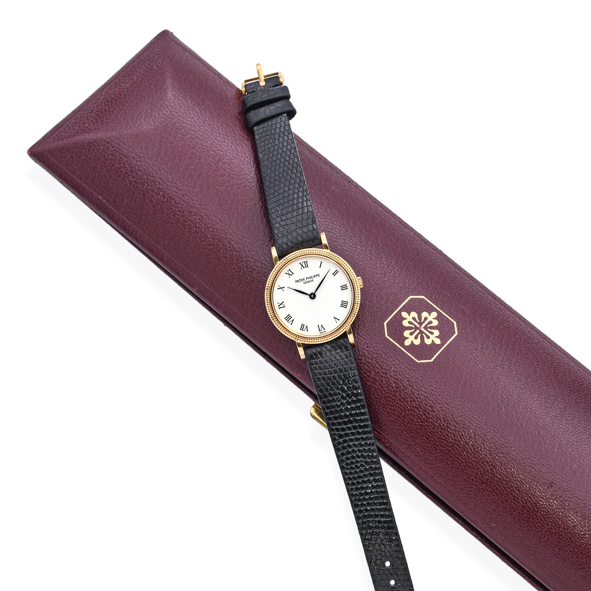 Diese elegante und zeitlose Patek Philippe Calatrava Damenuhr ist ein Beispiel für die Hingabe der Marke zu raffiniertem Minimalismus und hervorragender Handwerkskunst. Das runde Gehäuse aus luxuriösem 18-karätigem Gelbgold verfügt über die