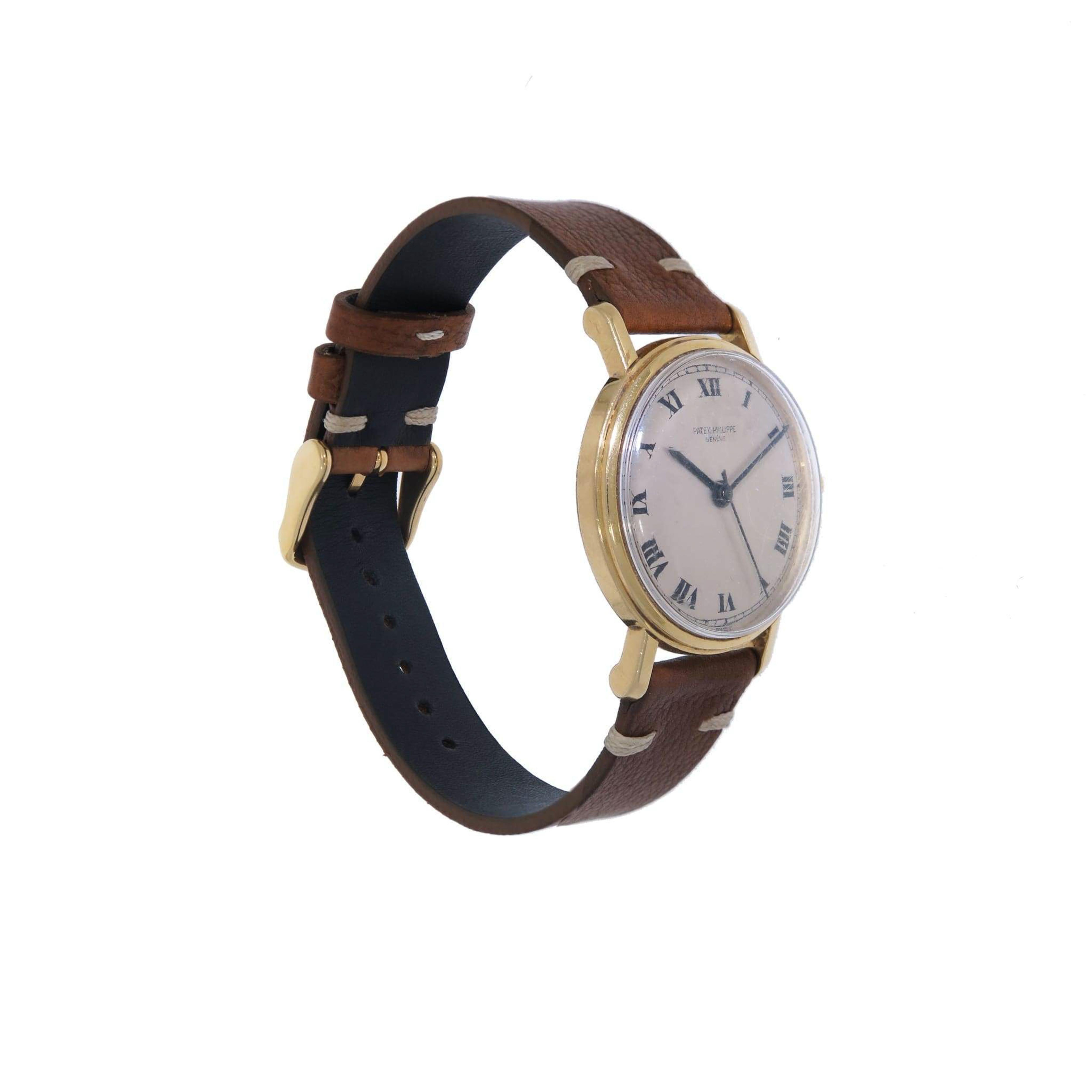 Dieser Zeitmesser verfügt über ein Uhrwerk mit Handaufzug (18 Jewels) und Anzeigen für Stunden, Minuten und Zentralsekunde. Das Gehäuse misst 34 mm im Durchmesser und hat eine Gesamtdicke von 11 mm, einschließlich des gewölbten Acrylglases. Die Uhr