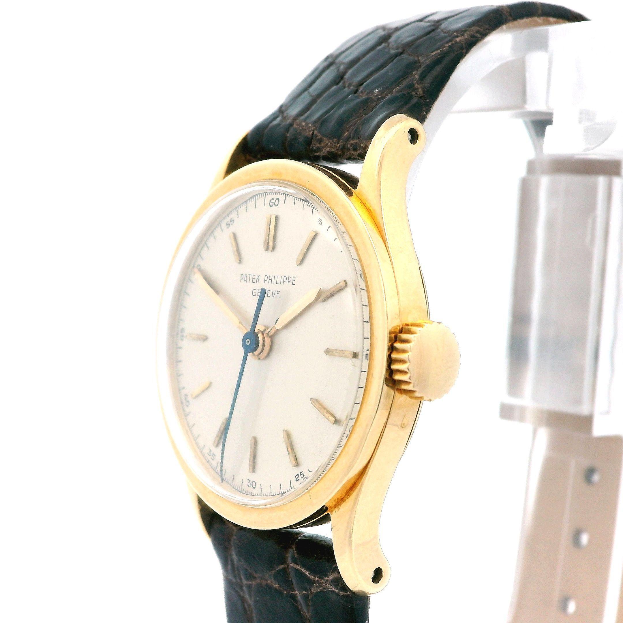 Patek Philippe Calatrava 2457 18K Yellow Gold Vintage Watch In Excellent Condition For Sale In Great Neck Plaza, NY