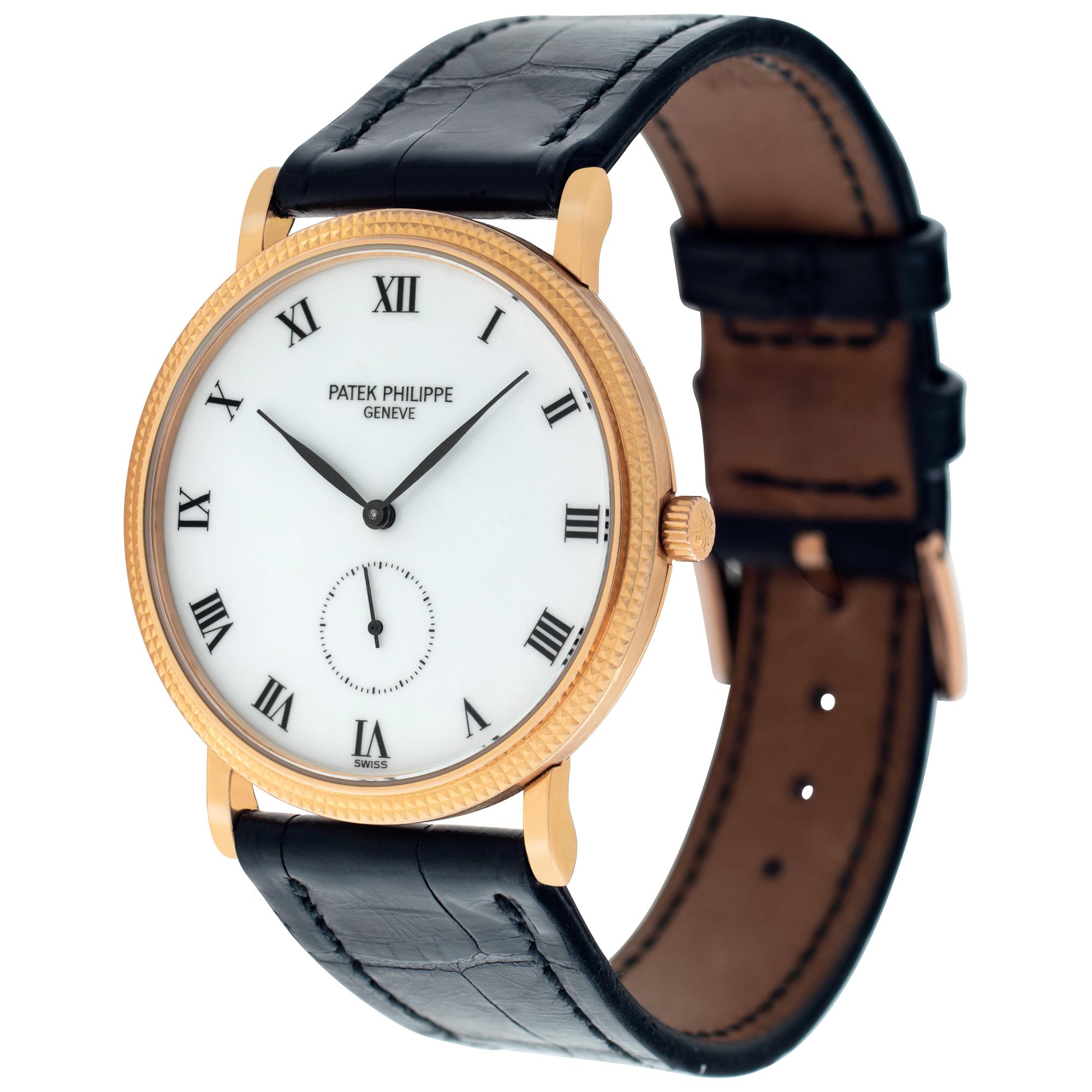 Patek Philippe Calatrava en or rose 18k sur un bracelet en alligator noir avec boucle à ardillon en or rose 18k. Manuel avec sous-secondes. Boîtier de 33 mm. Réf 3919. Belle montre Patek Philippe d'occasion. Montre d'occasion certifiée Classic Patek