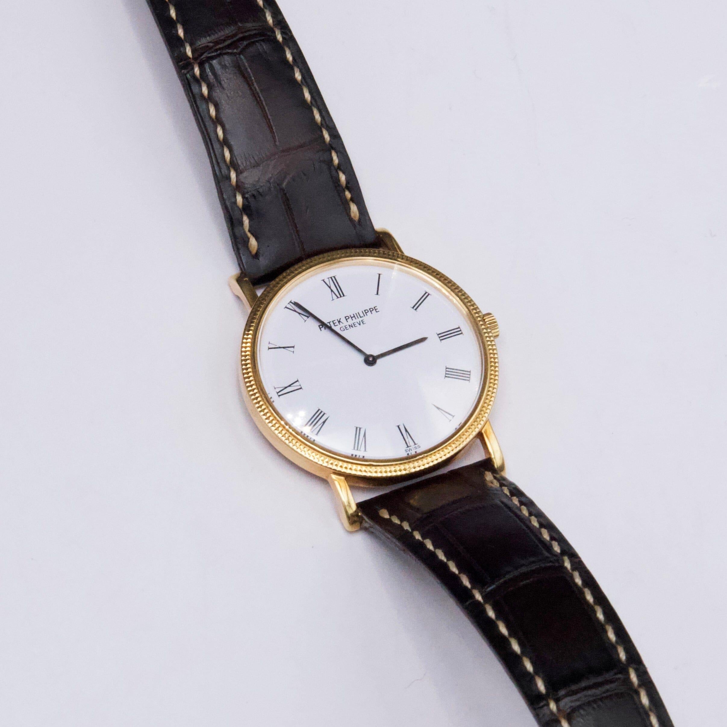 Patek Philippe Calatrava 3520DJ-001 Montre homme. Boîtier de 32 mm en or jaune 18 carats. Lunette en or jaune 18K. Cadran blanc avec aiguilles noires et index en chiffres romains. Bracelet en cuir marron de seconde main avec boucle en or jaune 18
