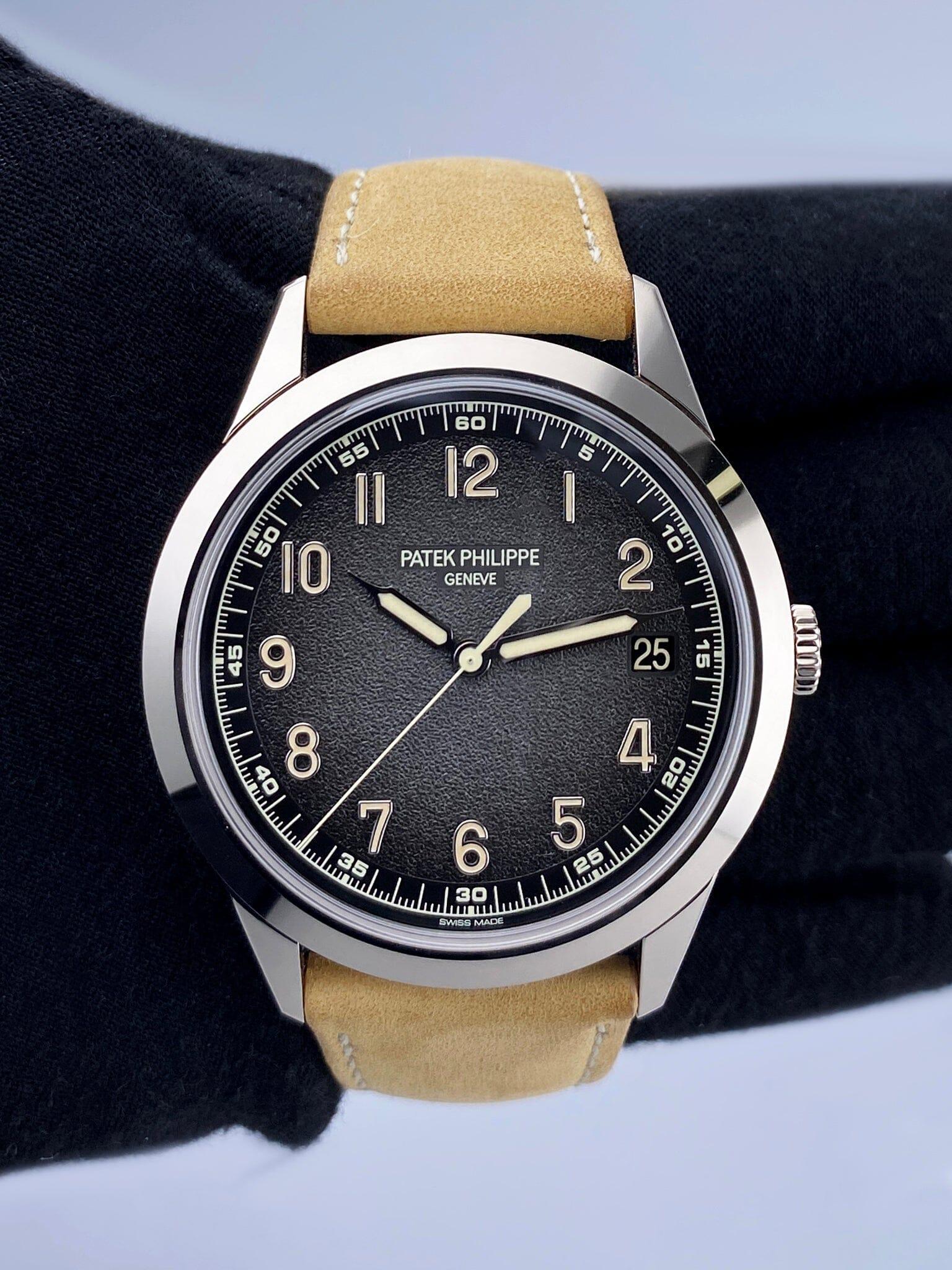 Patek Philippe Calatrava 5226G-001 Herrenuhr. 40 mm Gehäuse aus 18 Karat Weißgold. 18K Weißgold geglättet Lünette. Texturiertes anthrazitfarbenes Zifferblatt mit schwarzem Farbverlauf, silberfarbenen Zeigern und arabischen Ziffern. Das Datum wird