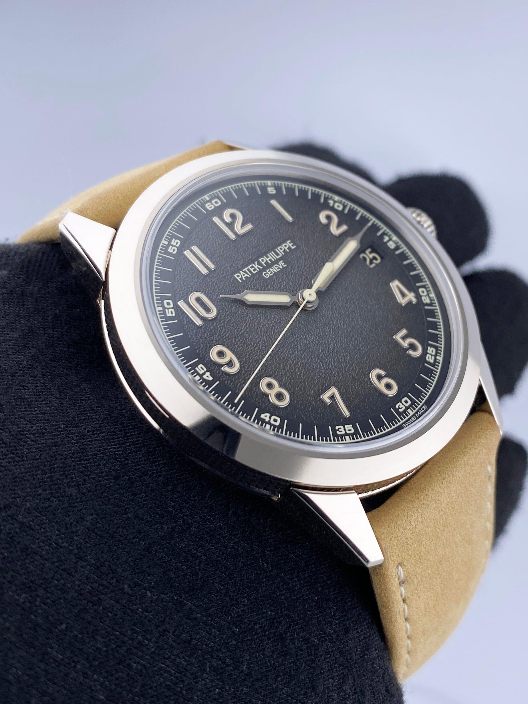 Patek Philippe Calatrava 5226G-001 Herrenuhr Box Papiere im Zustand „Hervorragend“ im Angebot in Great Neck, NY