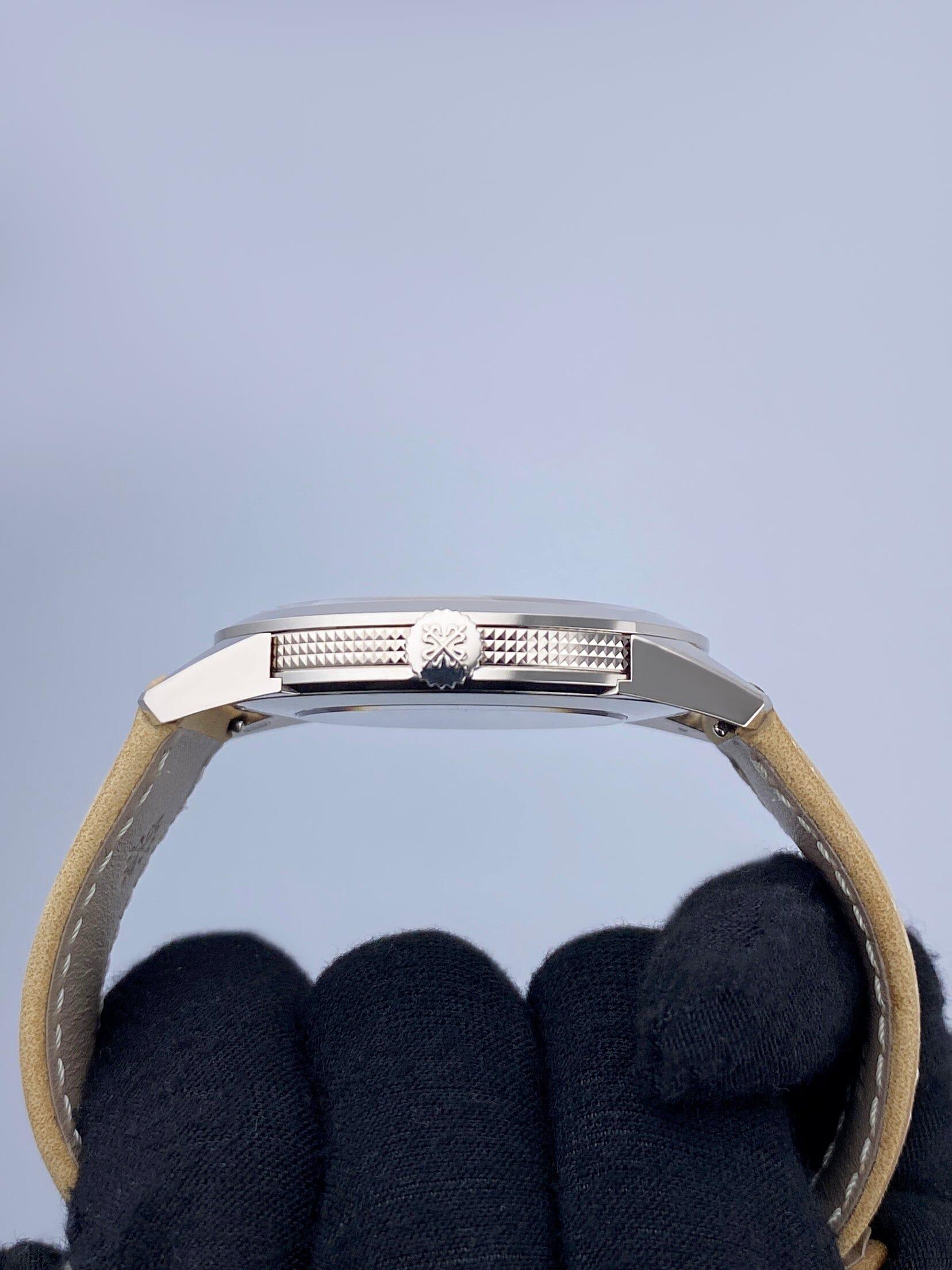 Patek Philippe Calatrava 5226G-001 Herrenuhr Box Papiere im Angebot 1