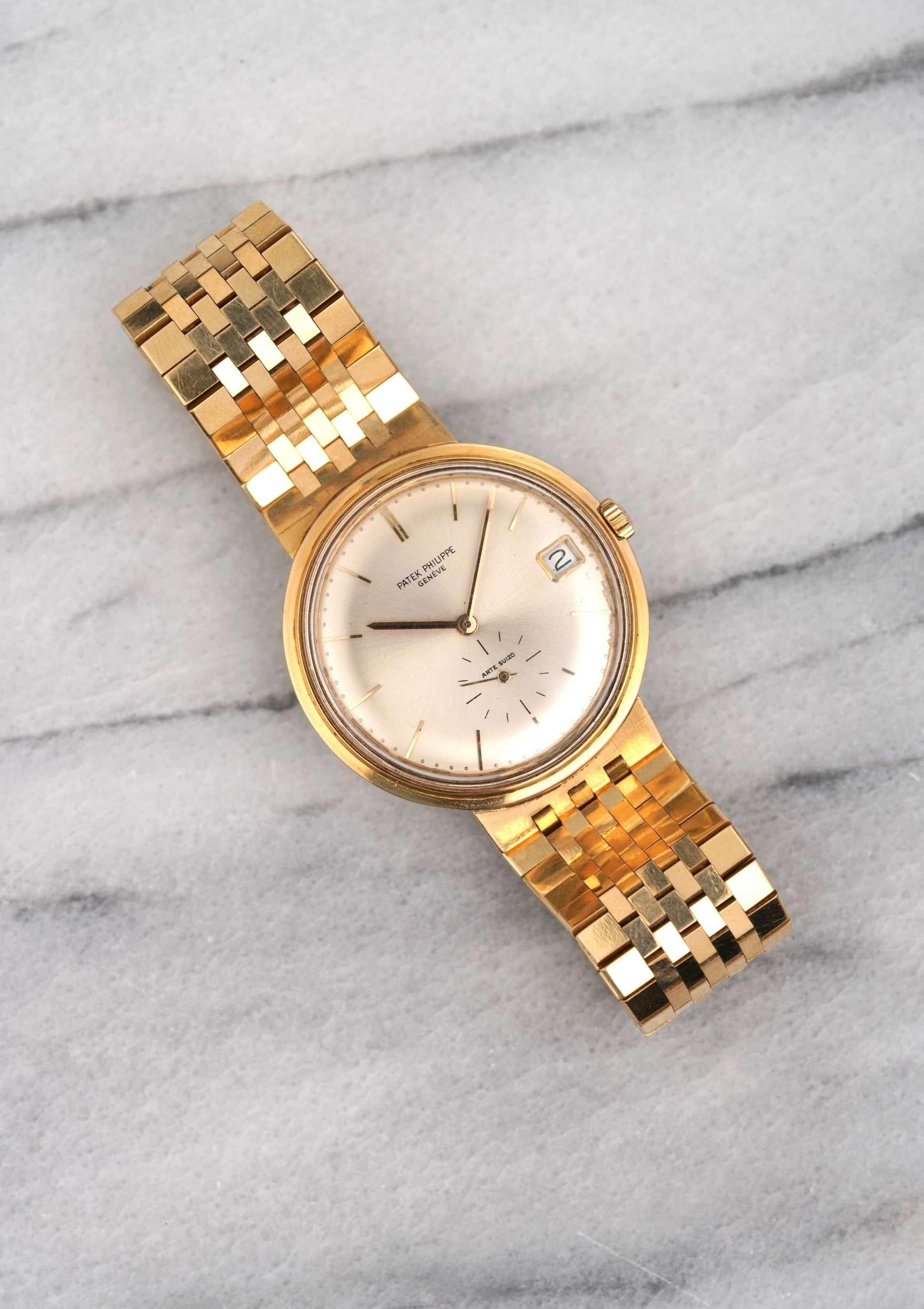 Aquí tienes un Patek Philippe Calatrava vintage referencia 3445 automático de oro amarillo de 18 quilates con esfera plateada de los años 70. Mantiene la hora y es totalmente funcional. Presenta una pulsera única en forma de ladrillo, a diferencia