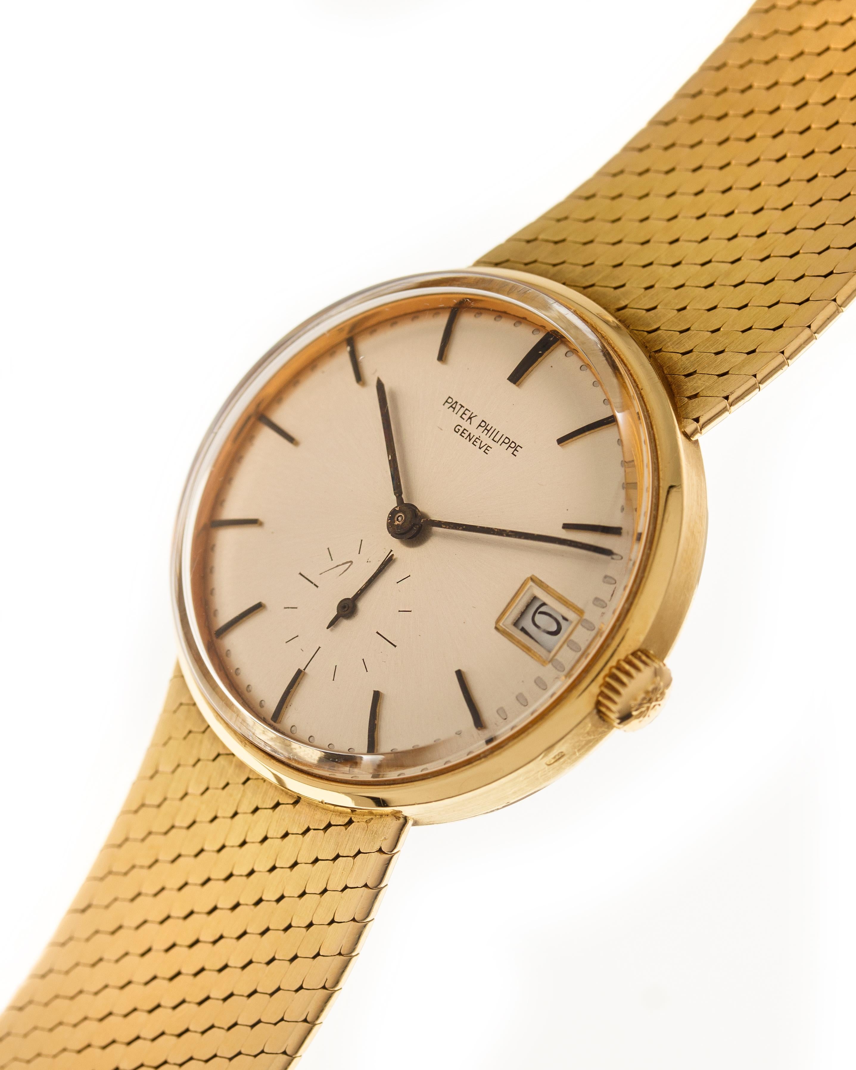 Patek Philippe Calatrava automatic ref. 3514/8 18 it's one of the first waterproof automatic date watches produced by Patek Philippe, bearing a suede-feel integrated bracelet.

Case: 34 mm in 18 kt yellow gold water resistant circular case in three