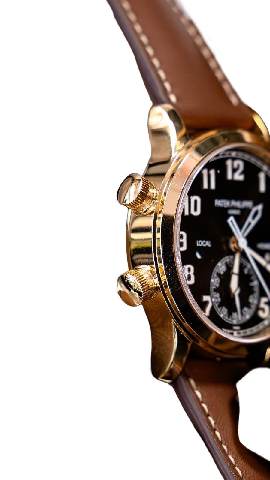 Elegia il tuo stile con questo lussuoso orologio da polso da donna Patek Philippe Calatrava, un mix perfetto di eleganza e maestria. Caratterizzato da una splendida cassa in oro rosa da 38 mm con lunetta liscia, questo orologio è ornato da numeri