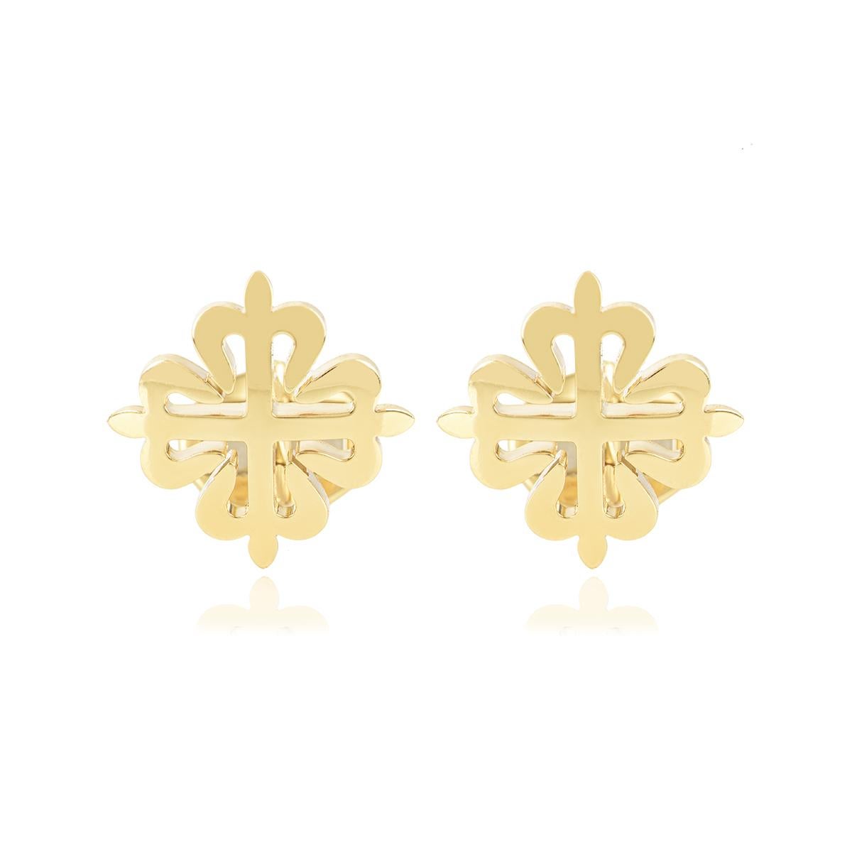 A stylish pair of unworn 18k yellow gold cufflinks by Patek Philippe from the Calatrava Cross collection. The cufflinks feature a yellow gold finish openwork Calatrava motif measuring 2.0cm in width. The cufflinks have T-bar fittings and a gross