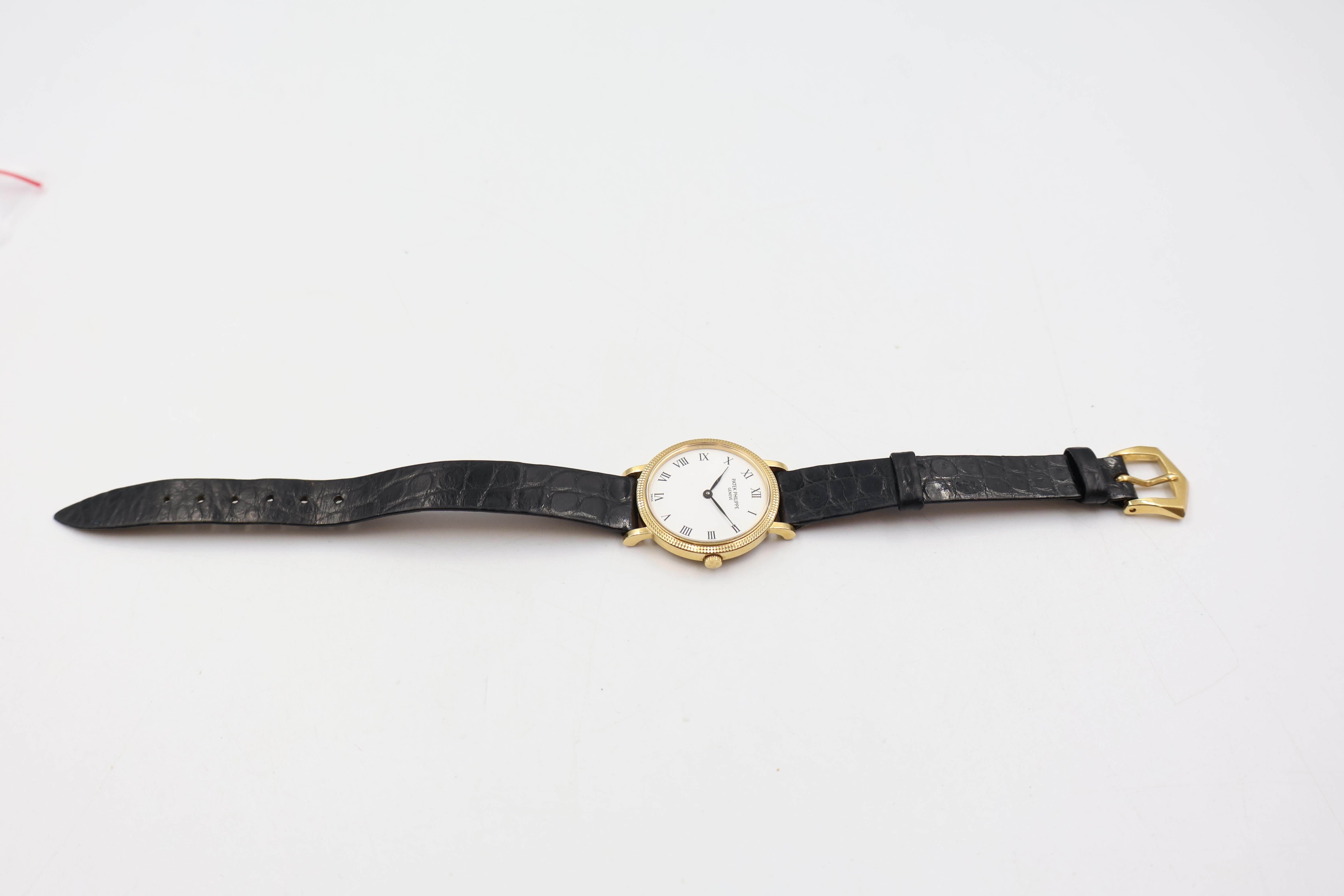 Patek Philippe Calatrava 4819 Damenuhr.
18k Gehäuse und Lünette.
Weißes Zifferblatt mit schwarzen Zeigern und römischen Ziffern.
Quarzwerk.
Gehäusegröße: 25 mm
Zweiteiliges schwarzes Lederband mit gelbgoldener Schließe.
Saphirglas.
