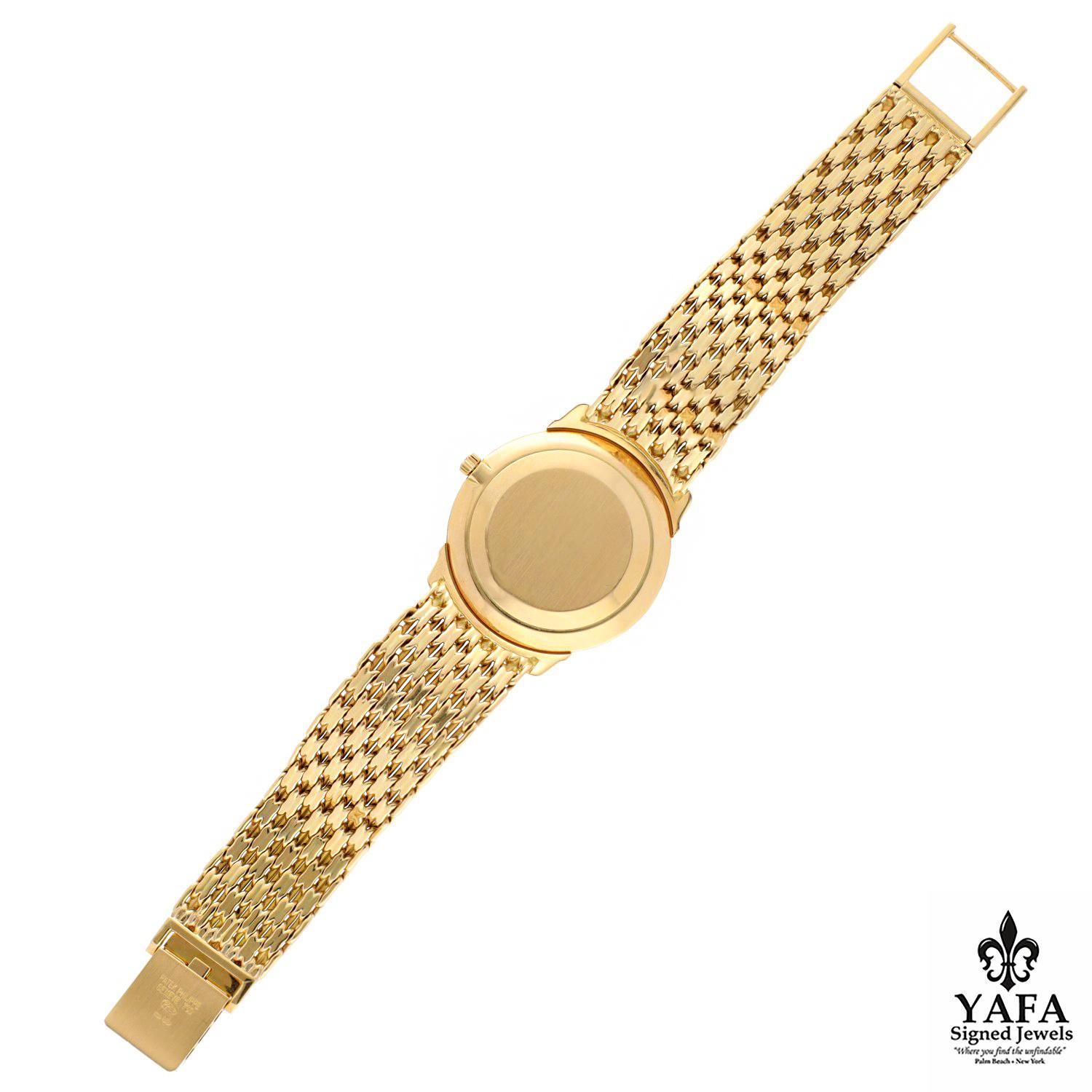 PATEK PHILIPPE Calatrava In Excellent Condition For Sale In New York, NY