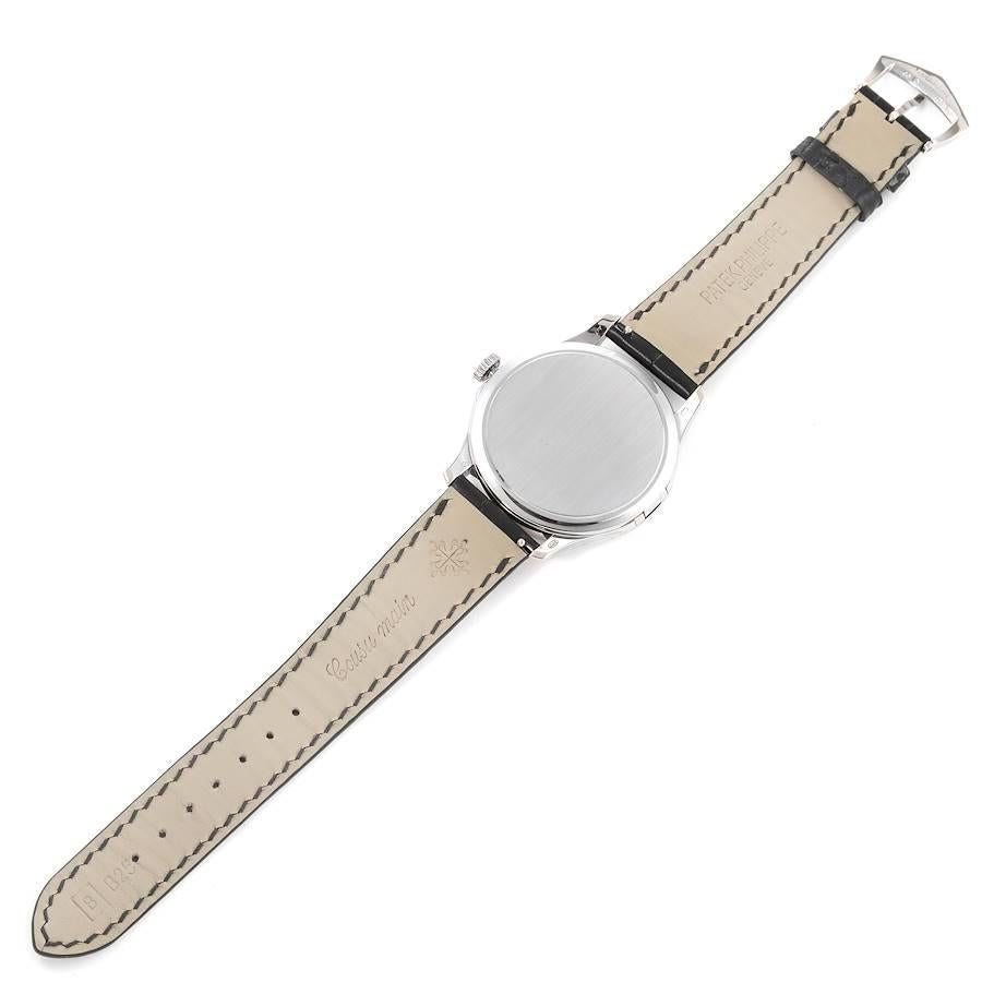 Patek Philippe Montre Calatrava pour homme en or blanc avec boîtier en forme de chasseur et papiers 5227 en vente 3