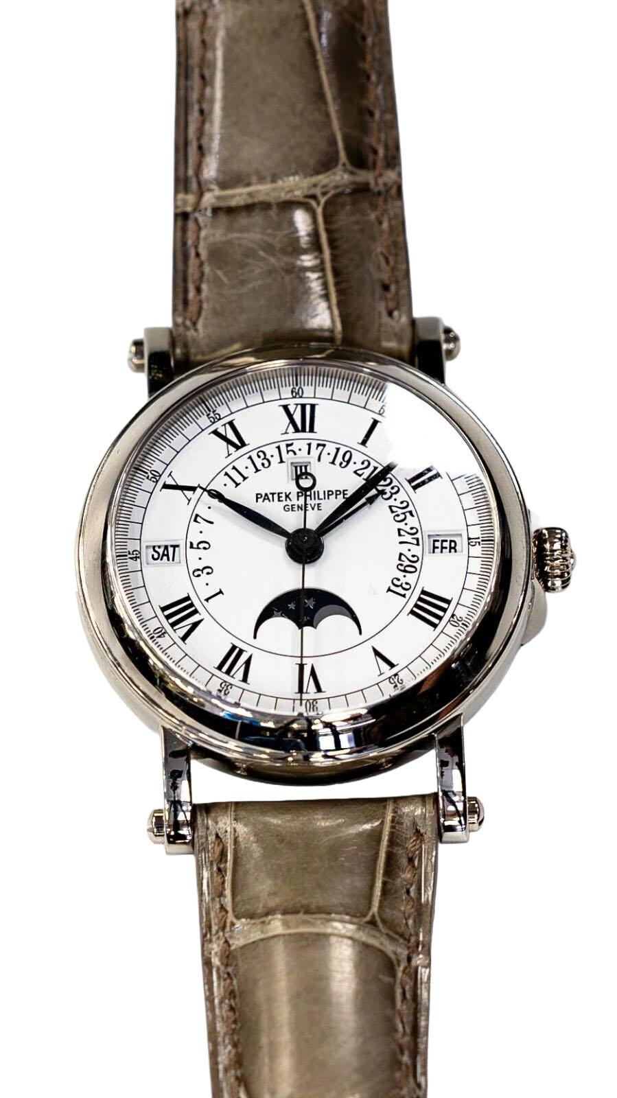 L'orologio da polso Patek Philippe Calatrava, referenza 5059G, è un lussuoso orologio da uomo che fonde perfettamente l'eleganza classica con la funzionalità sofisticata. Con una cassa rotonda in oro bianco da 36 mm e una lunetta in oro bianco