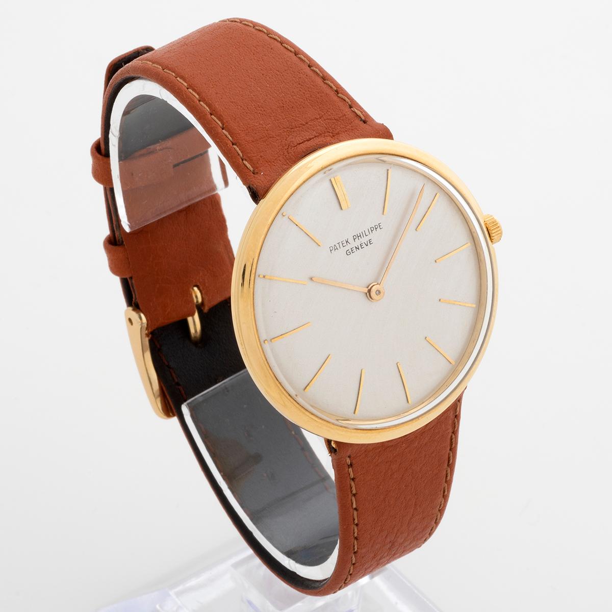 Unsere alte Patek Philippe Calatrava Referenz 2591 mit Handaufzug präsentiert sich in einem wunderschönen Originalzustand. Die 2591 ist eine seltene Referenz in 18 Karat Gelbgold mit silbernem Zifferblatt. Sie hat eine hintere Mittelöse, so dass das