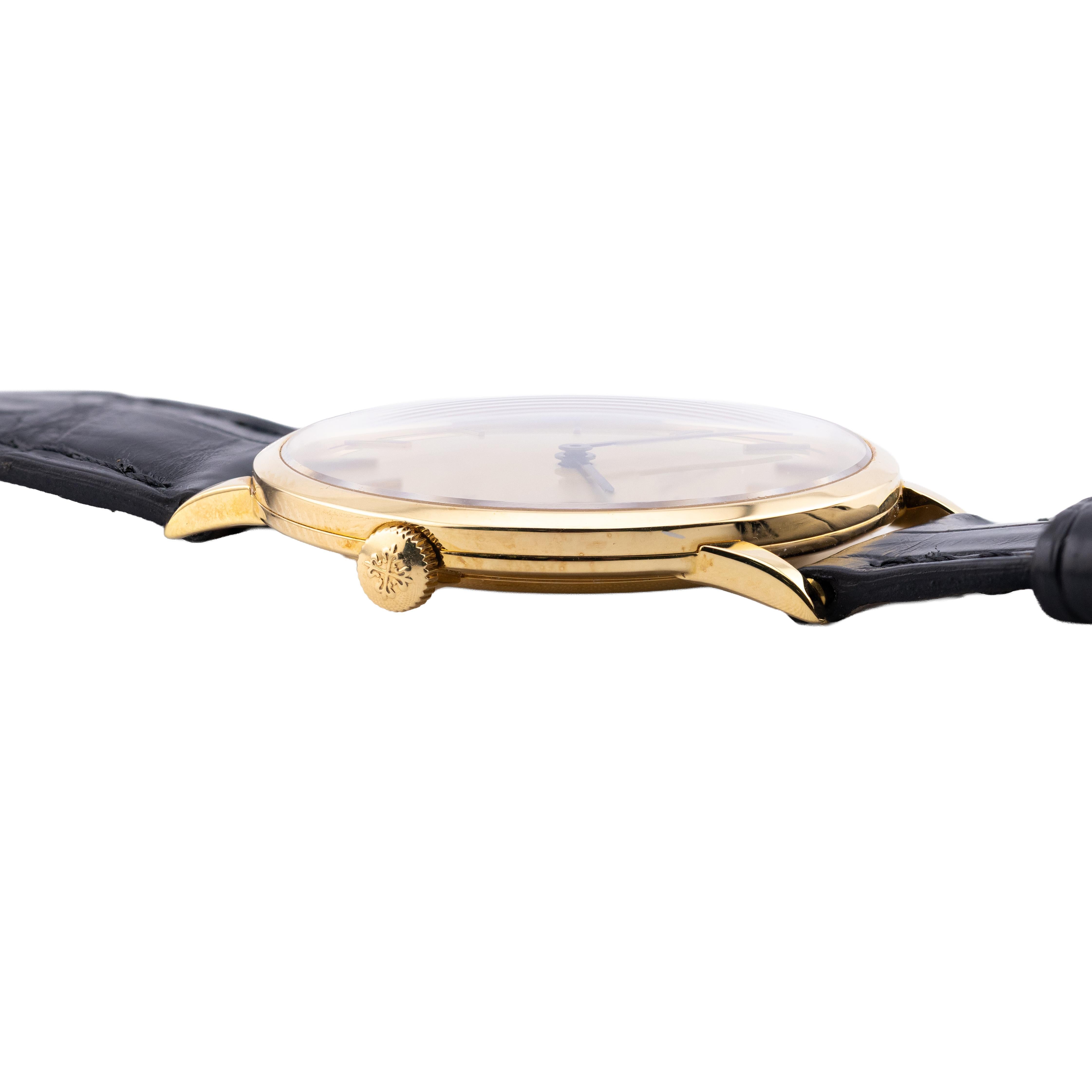 Aston Estate Jewelry stellt vor:

Eine Patek Philippe Calatrava, Modell 3468, mit einem raffinierten goldenen Tapisserie-Zifferblatt.

Das runde Gehäuse ist 33 mm breit und aus 18-karätigem Gold gefertigt. Das Zifferblatt ist in einem Goldton