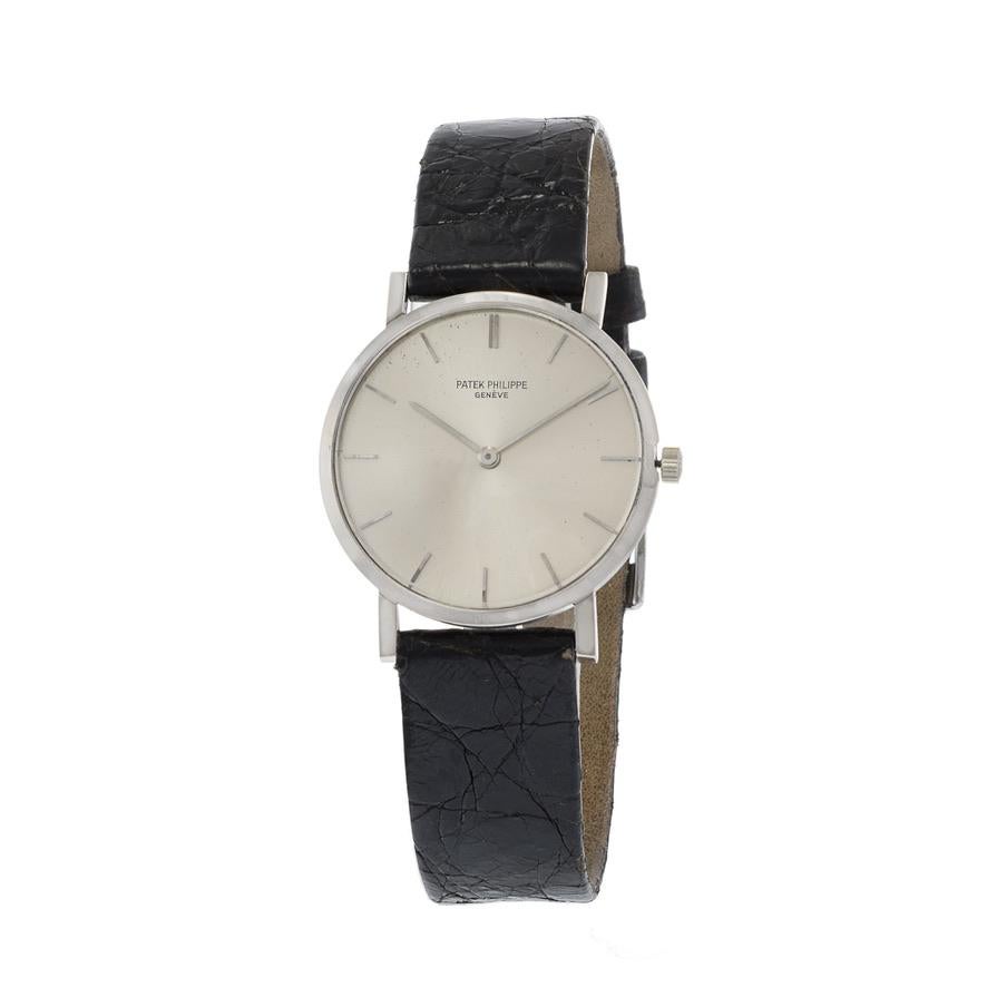 Dies ist ein Jahrgang 1963 Patek Philippe Calatrava Referenz 3512J. Der Fall ist 31mm und ist 18K Weißgold. Das Zifferblatt ist silberfarben mit erhabenen Stundenindizes aus Weißgold. Die Uhr wird von einem 18-steinigen Handaufzugswerk Kaliber 175