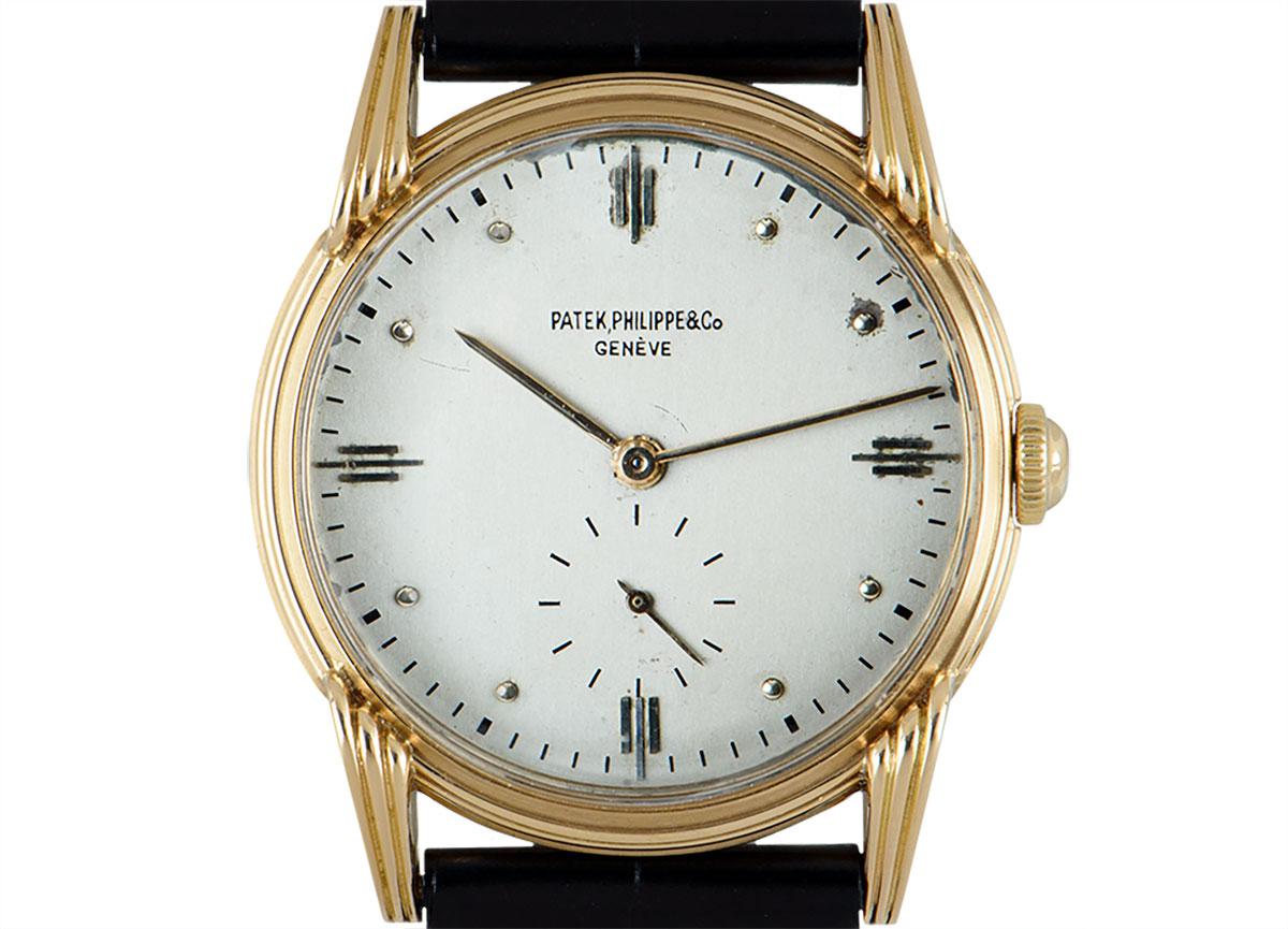 Part of Patek Philippe's Calatrava collection, this 32 mm yellow gold rare vintage piece is in excellent condition. Features a silver dial with a small seconds display at 6 o'clock. An original black leather strap is paired with an original yellow