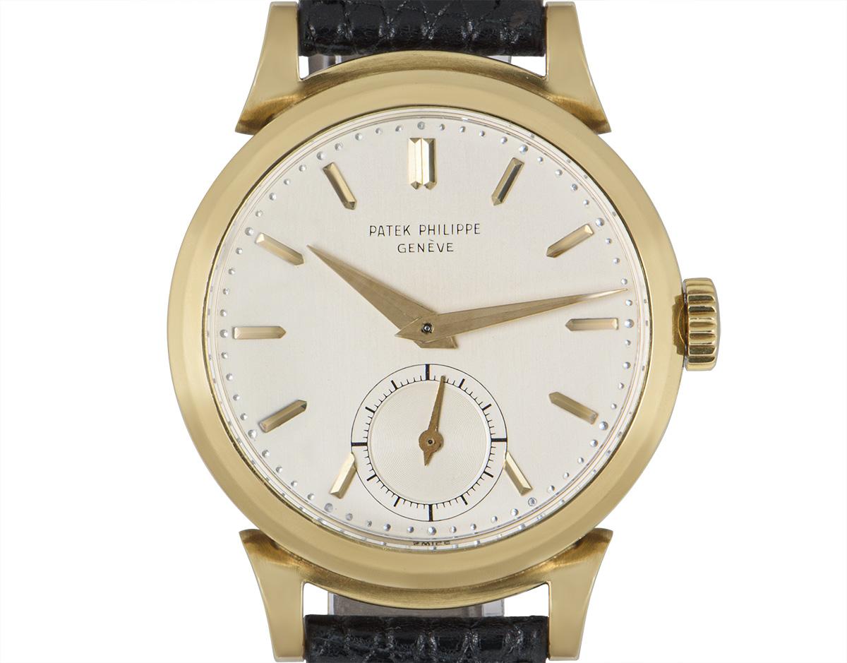 From Patek Philippe's Calatrava collection, this 34 mm men's vintage yellow gold timepiece is in fine condition. Featuring a silver dial with small seconds and a fixed bezel with scroll lugs. While the black leather strap is from Patek, the gold
