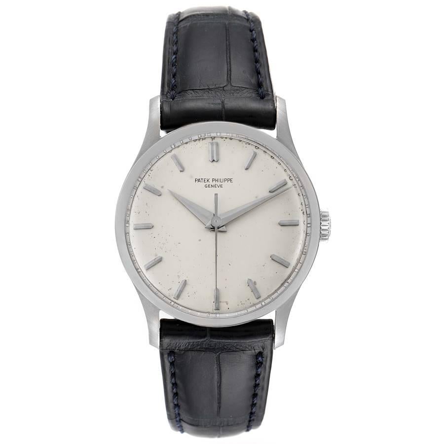 Patek Philippe Calatrava White Gold Vintage Mens Watch 570 Box Papers. Mouvement à remontage manuel. Boîtier en or blanc 18k de 35,5 mm de diamètre. . Cristal acrylique en forme de dôme. Cadran argenté avec index bâtons en or blanc en relief et