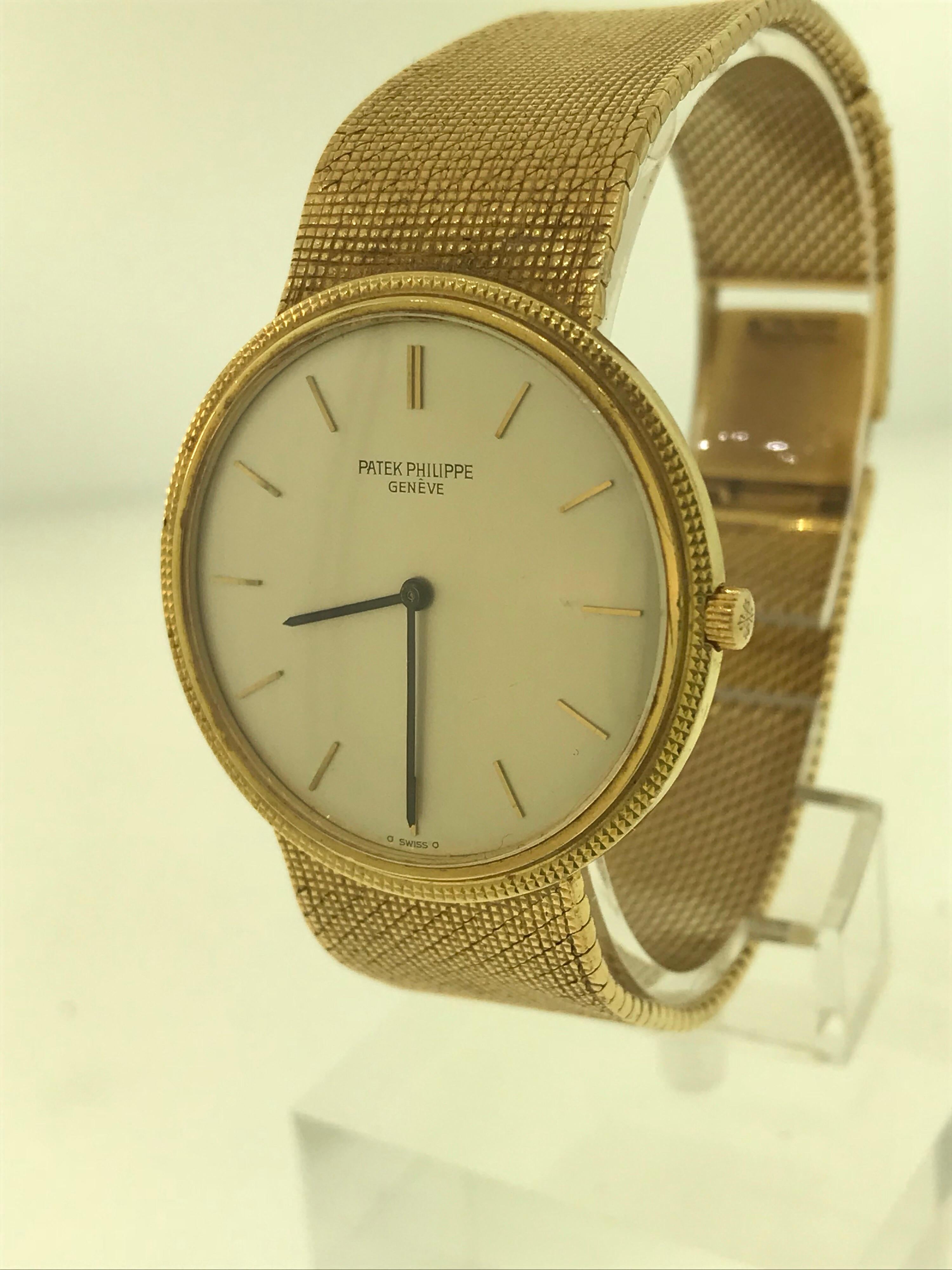 Patek Philippe Calatrava Men's Watch

Model Number 3520DJ/1

100% Authentic

Pre-owned in Fair Condition (Bracelet is not in perfect condition. Please see pictures)

Comes with a generic watch box

18 Karat Yellow Gold

Scratch Resistant Sapphire